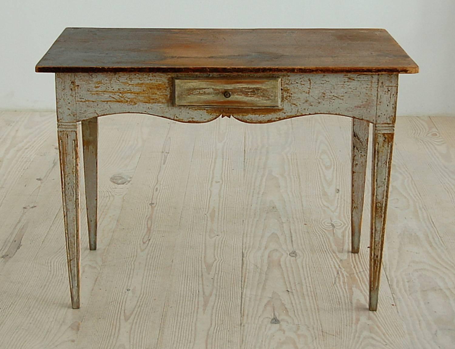 Swedish Gustavian writing table with single drawer, circa 1780, origin: Sweden

Original paint and hardware.