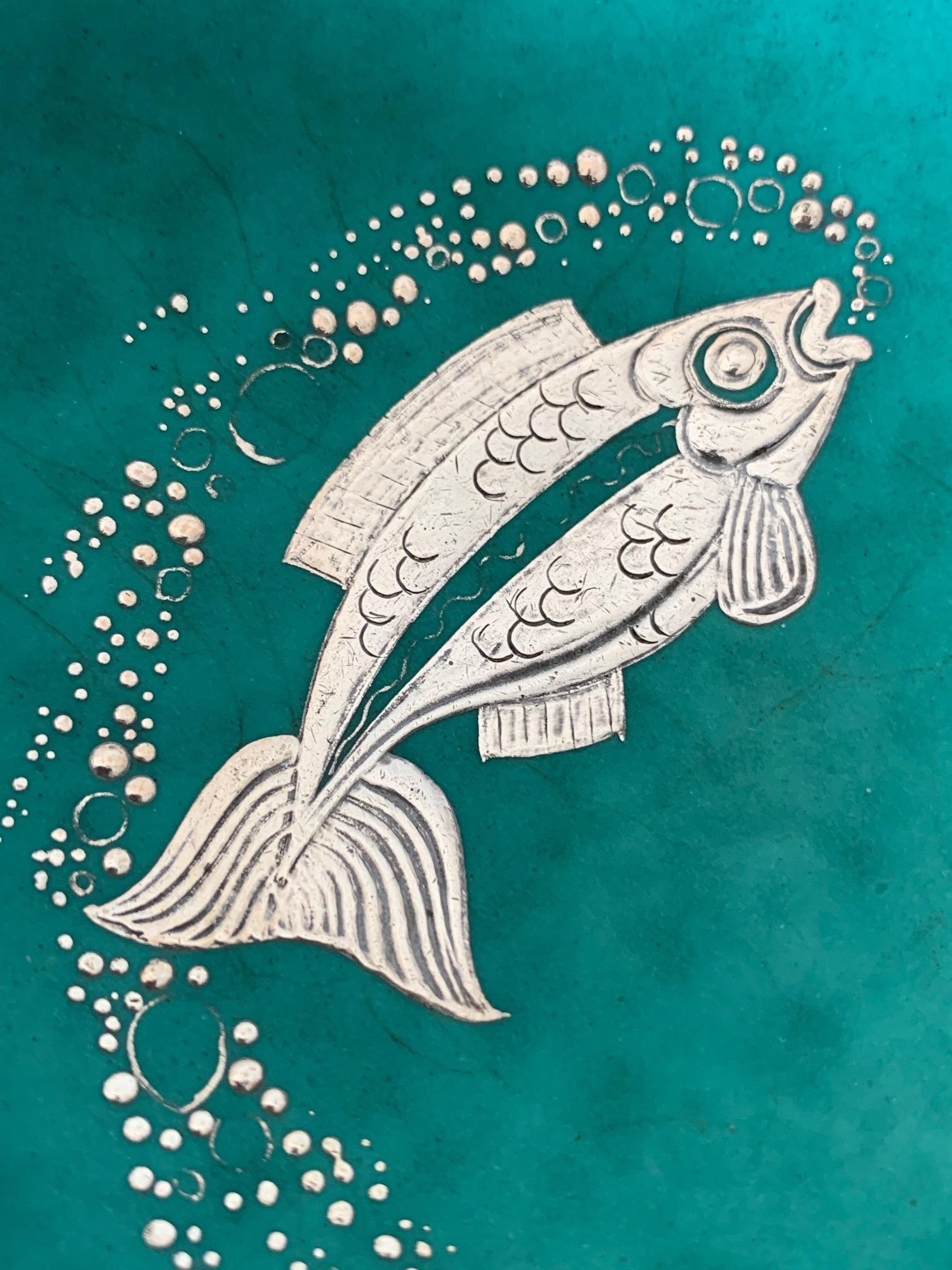 Un beau bol à décor de poissons en argent par Wilhelm Kage pour Gustavsberg de la série Argenta, vers les années 1930-1940.