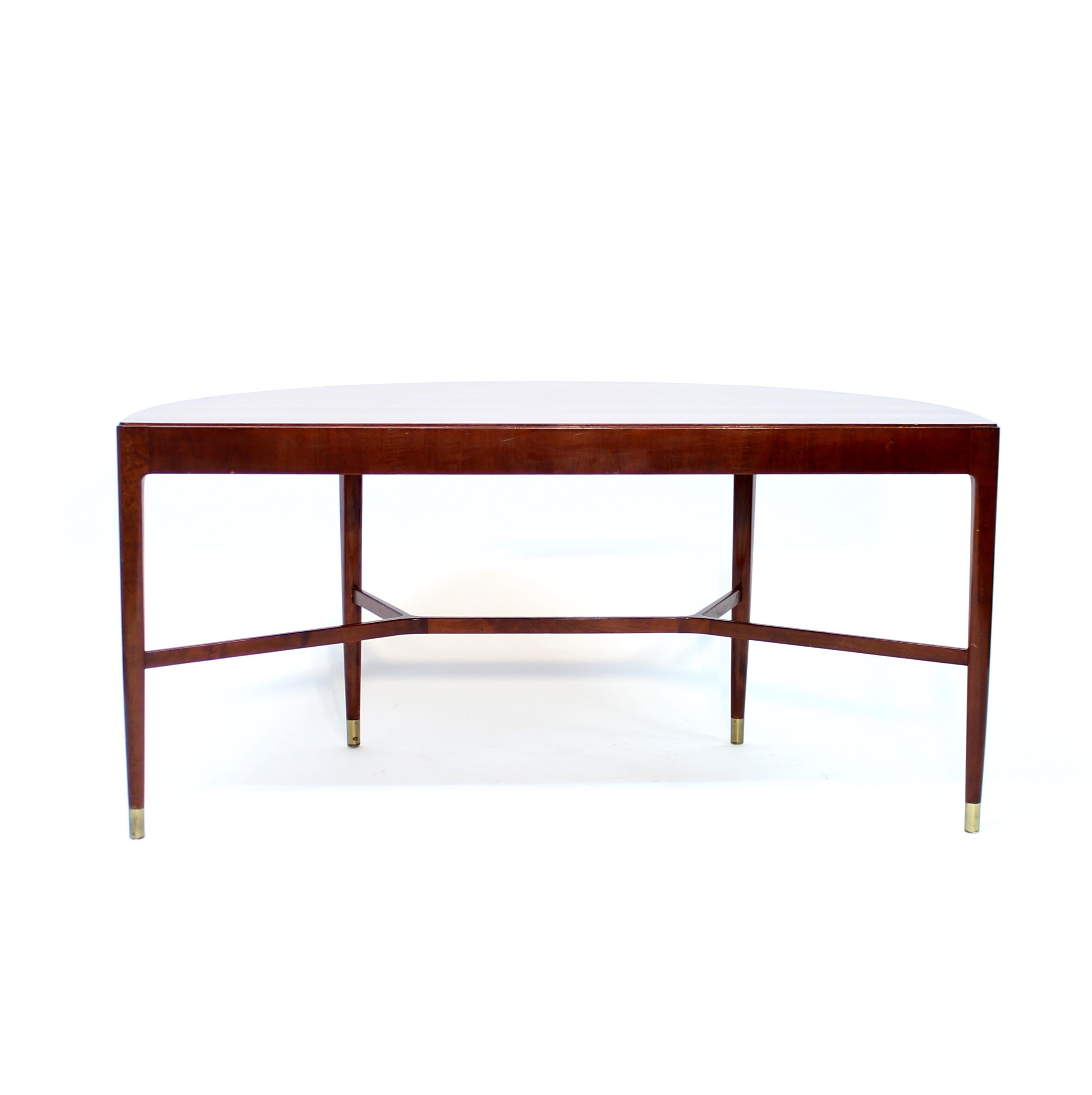 Table d'appoint suédoise mi-siècle circulaire en acajou sur pieds en laiton, années 1940 en vente 3