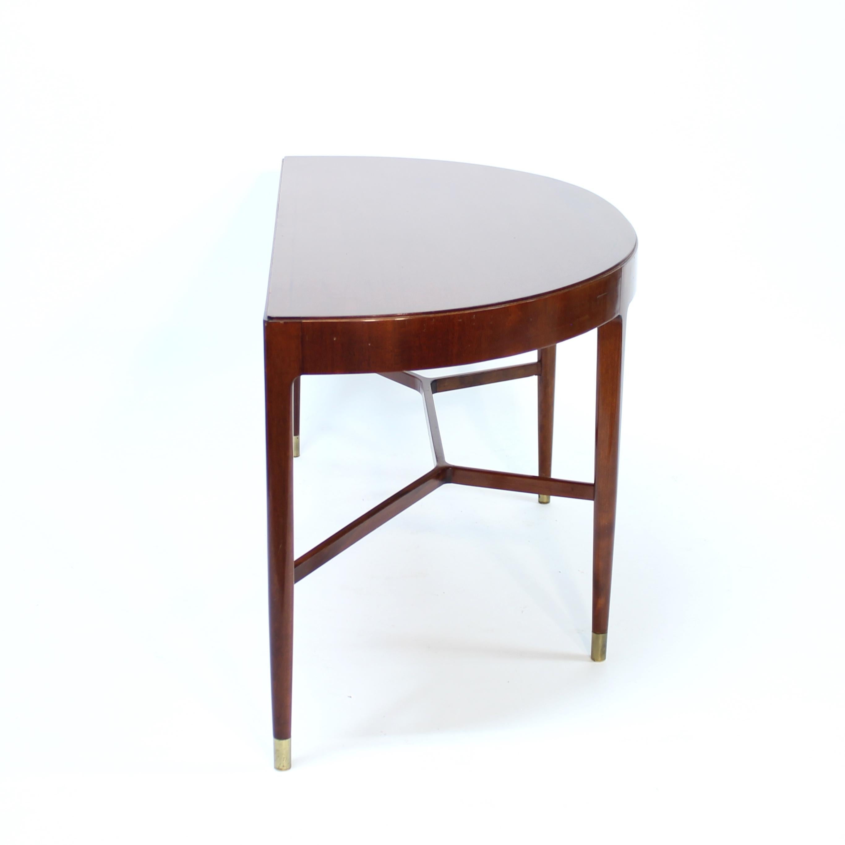 Table d'appoint suédoise mi-siècle circulaire en acajou sur pieds en laiton, années 1940 en vente 4