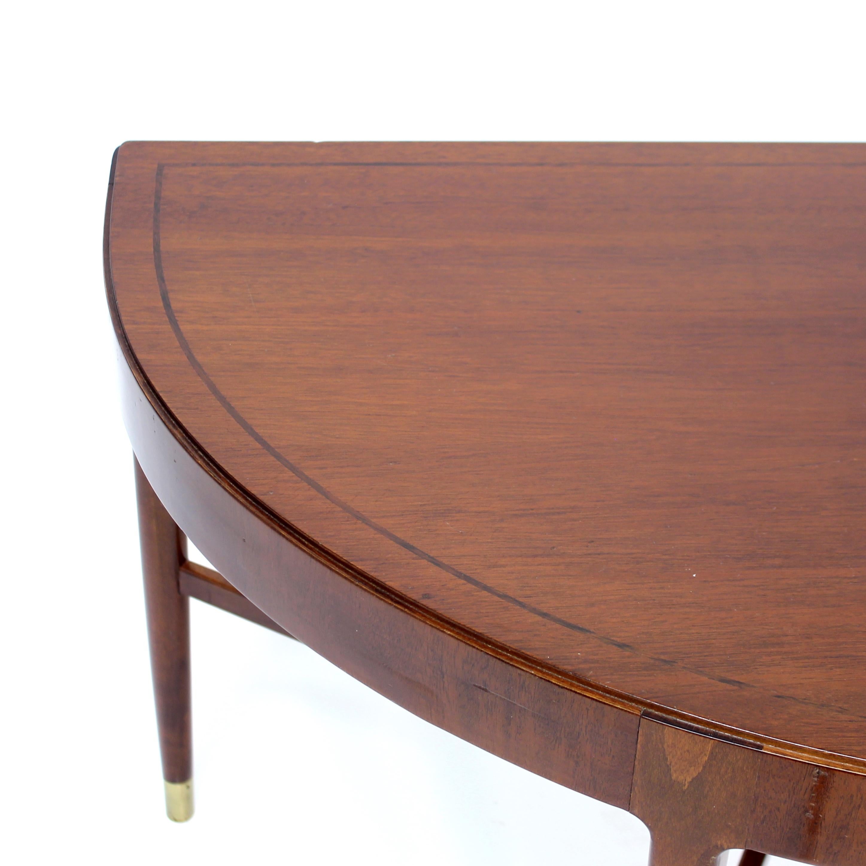Table d'appoint suédoise mi-siècle circulaire en acajou sur pieds en laiton, années 1940 en vente 5