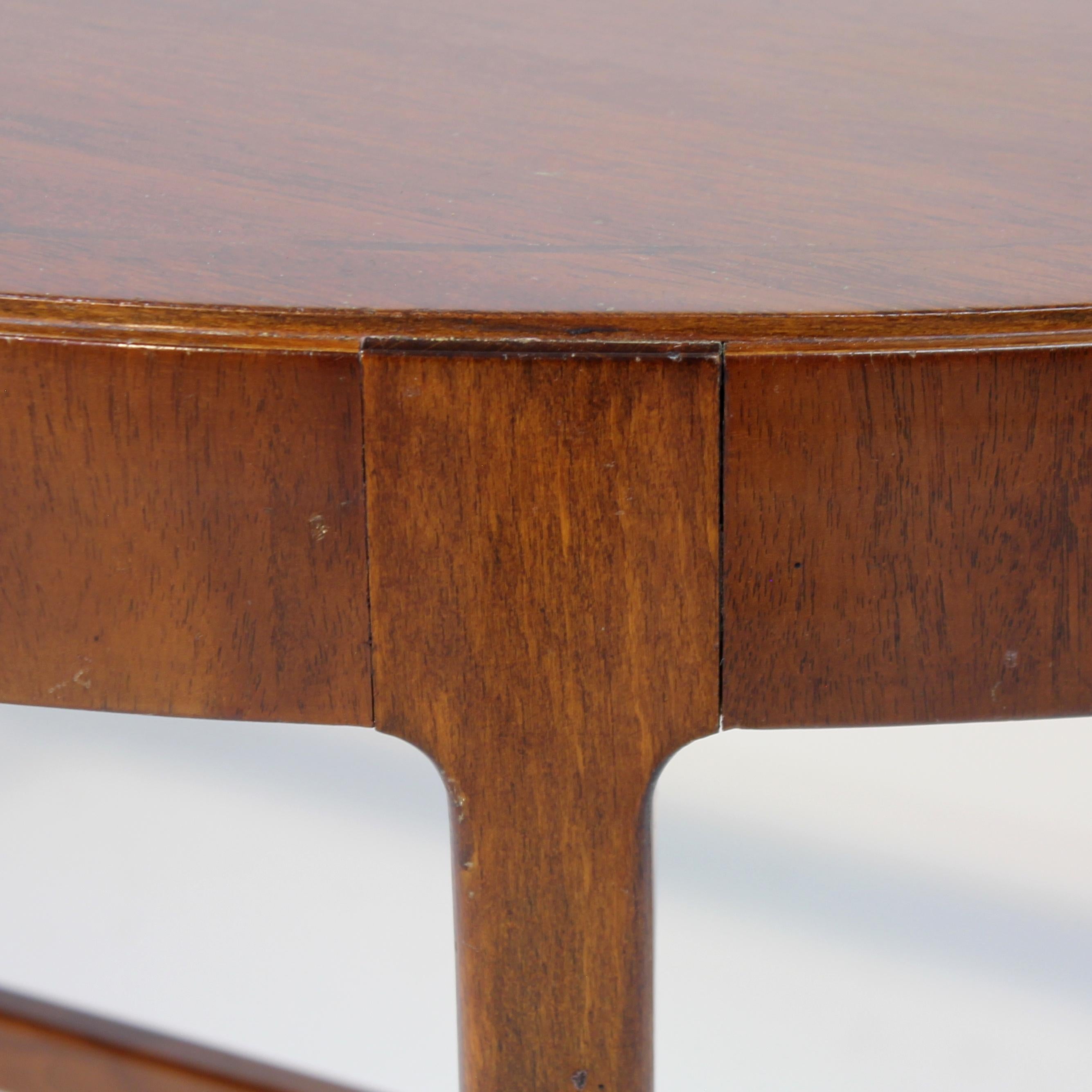 Table d'appoint suédoise mi-siècle circulaire en acajou sur pieds en laiton, années 1940 en vente 7