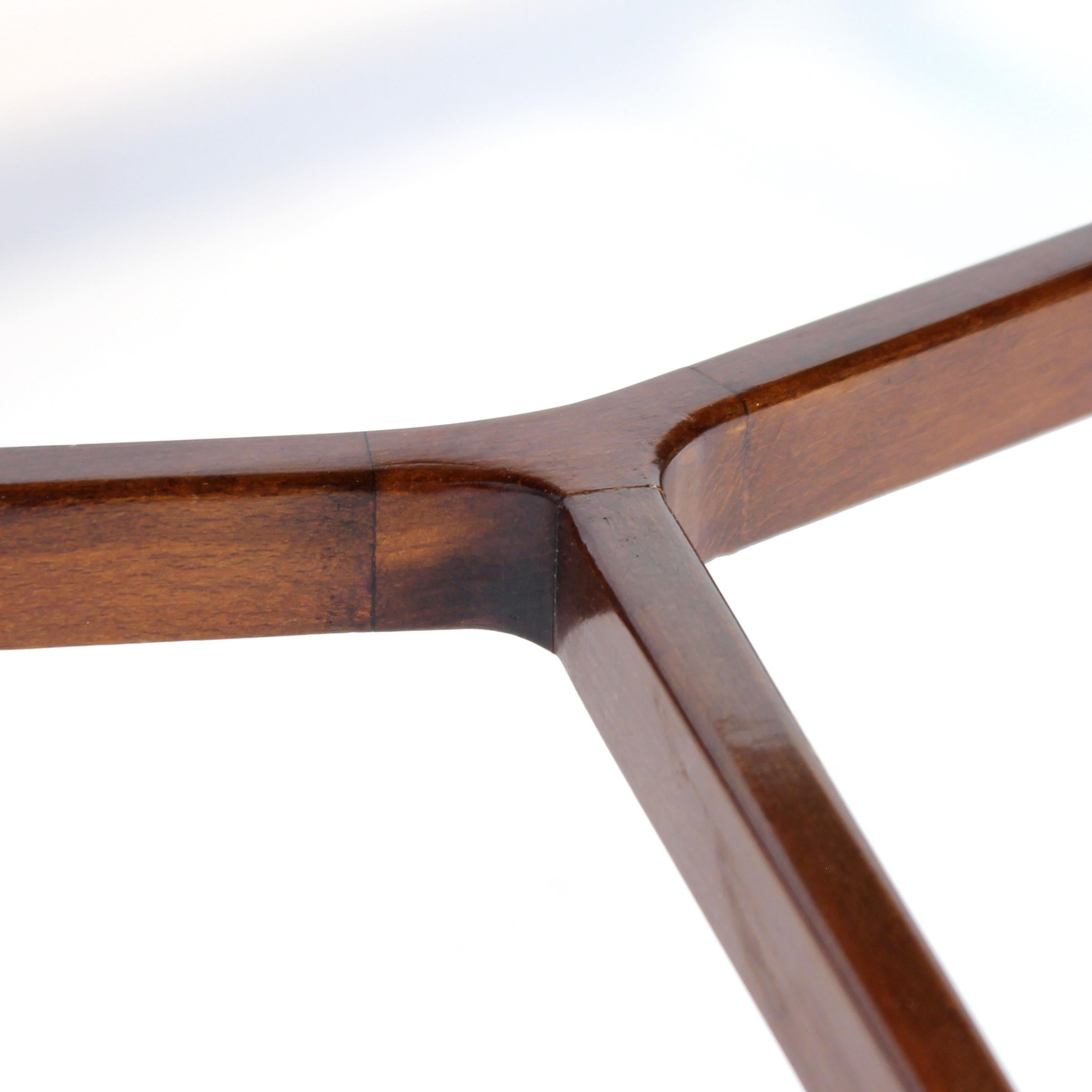 Table d'appoint suédoise mi-siècle circulaire en acajou sur pieds en laiton, années 1940 en vente 8