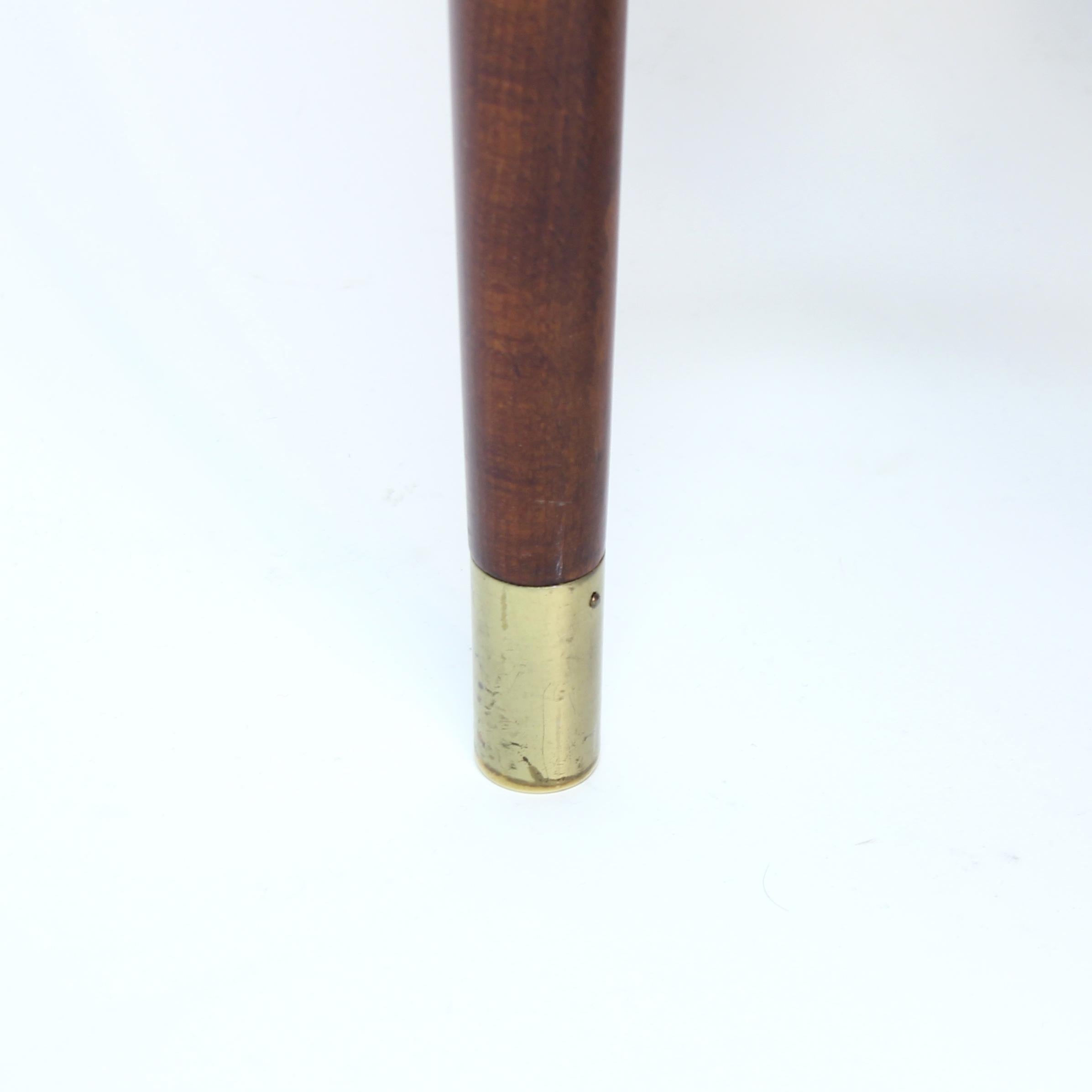 Table d'appoint suédoise mi-siècle circulaire en acajou sur pieds en laiton, années 1940 en vente 9
