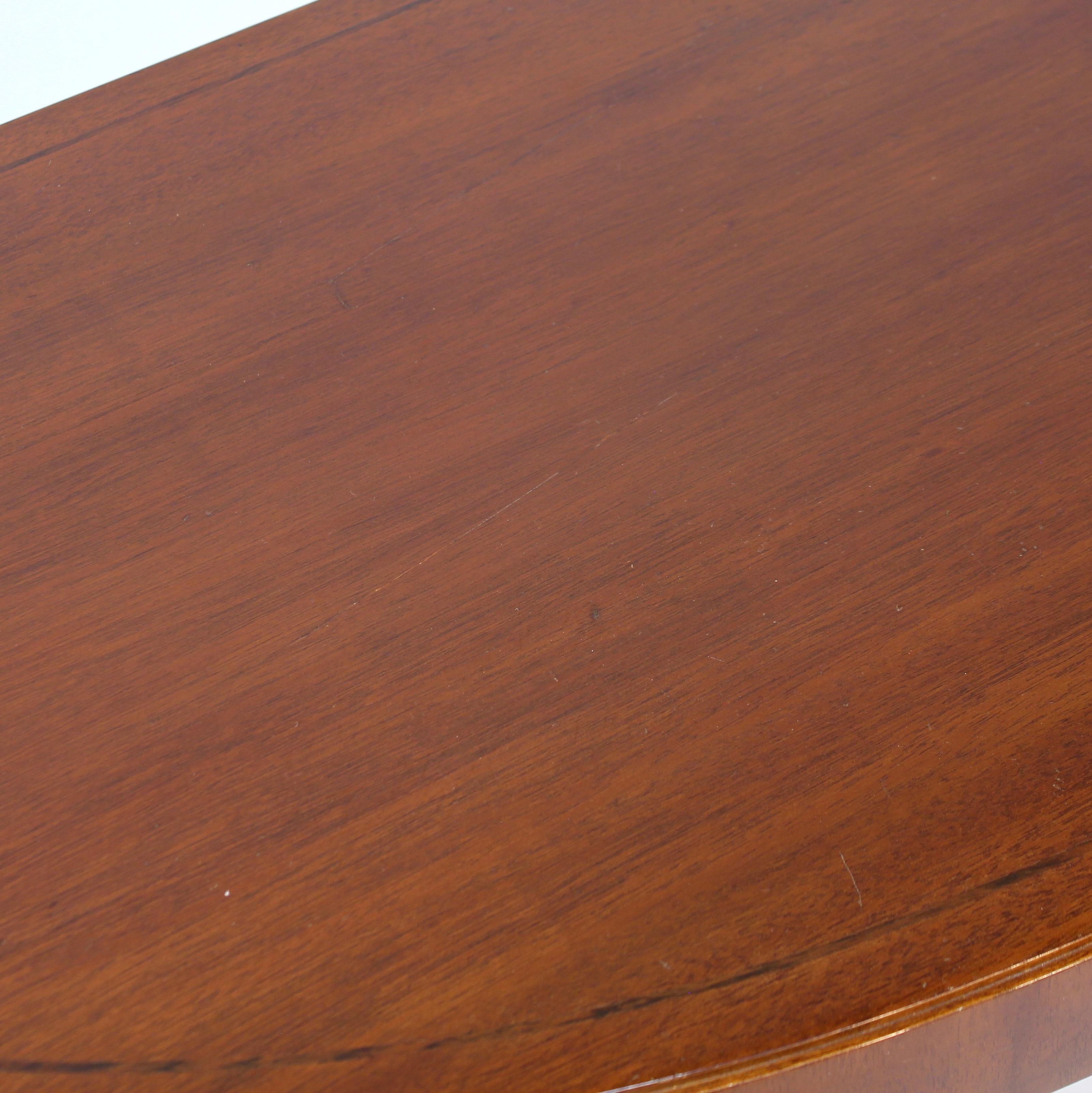 Table d'appoint suédoise mi-siècle circulaire en acajou sur pieds en laiton, années 1940 en vente 10