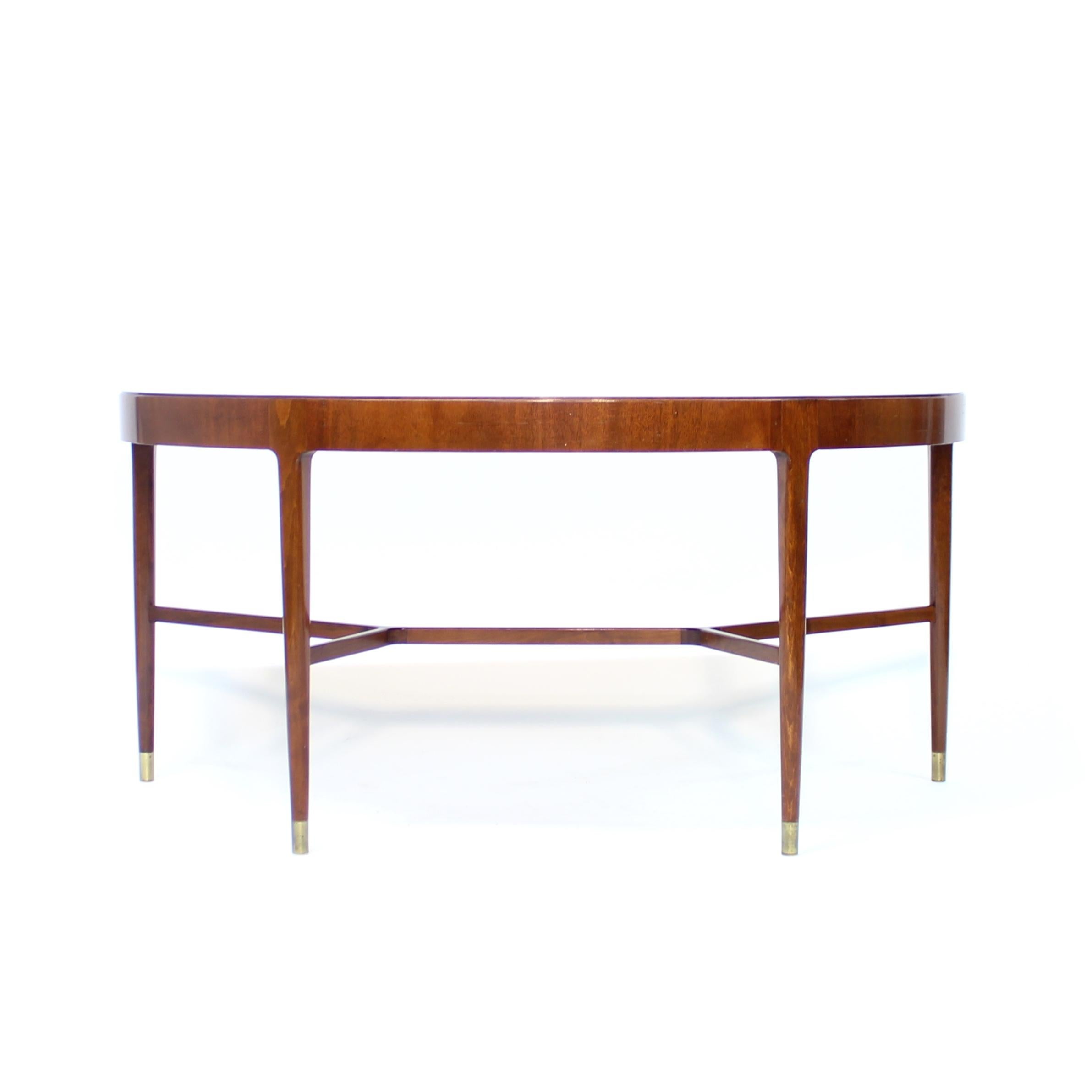 Superbe et élégante table d'appoint semi-circulaire suédoise en acajou d'un fabricant non identifié, datant des années 1940 ou peut-être du début des années 1950 et reposant sur des pieds en laiton. Les brancards connectés sur la face inférieure