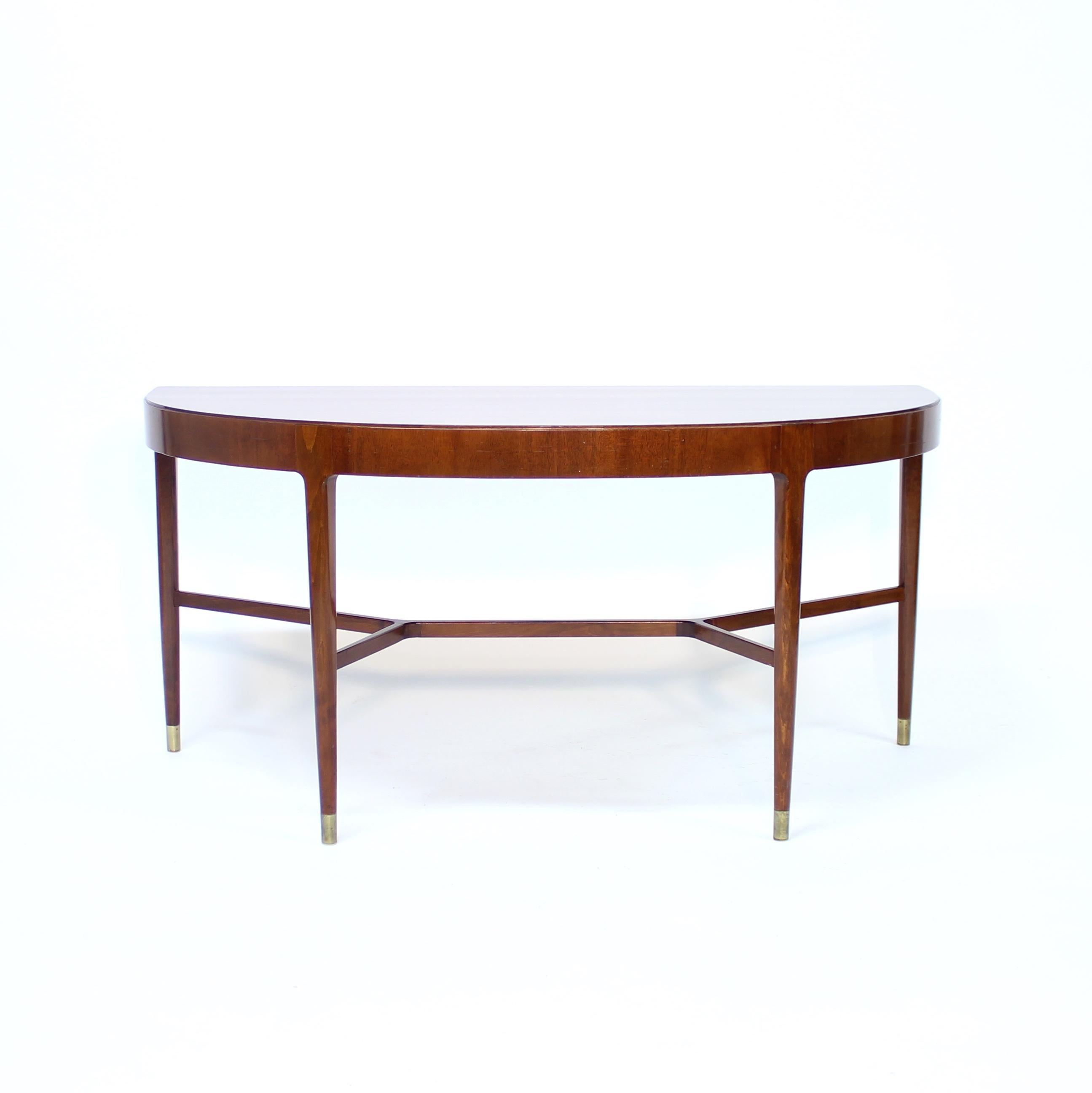 Scandinave moderne Table d'appoint suédoise mi-siècle circulaire en acajou sur pieds en laiton, années 1940 en vente