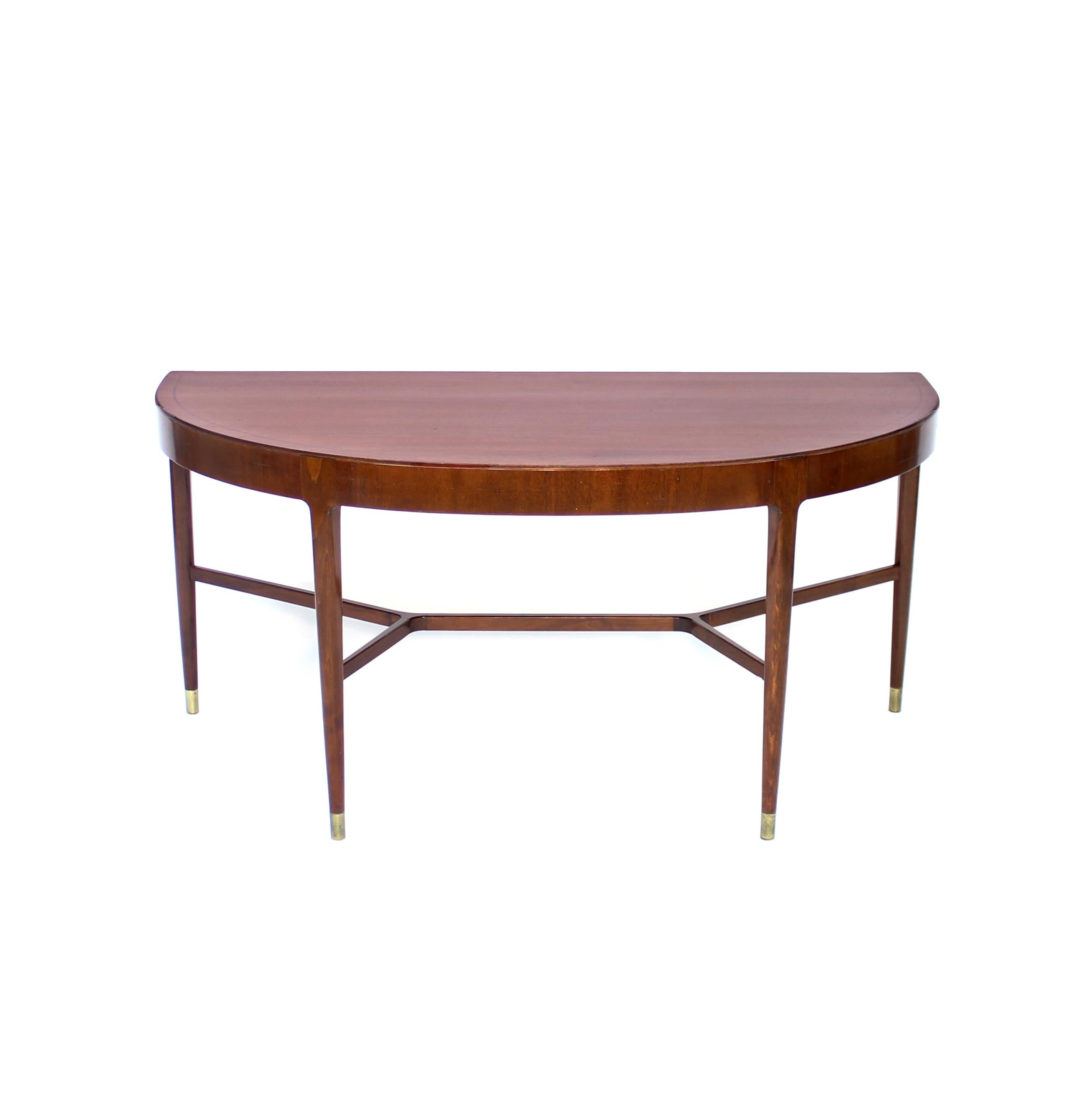 Suédois Table d'appoint suédoise mi-siècle circulaire en acajou sur pieds en laiton, années 1940 en vente