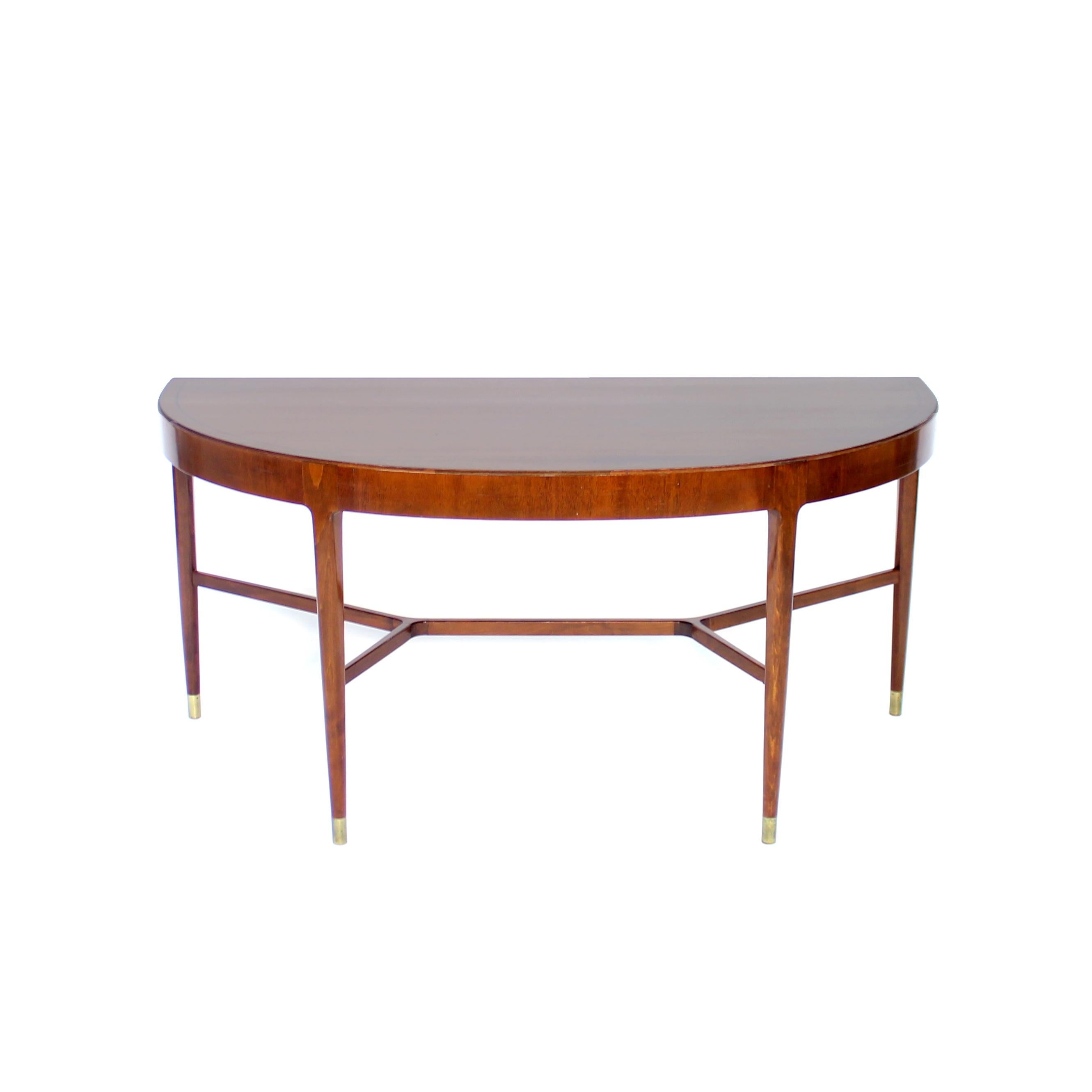 Table d'appoint suédoise mi-siècle circulaire en acajou sur pieds en laiton, années 1940 Bon état - En vente à Uppsala, SE