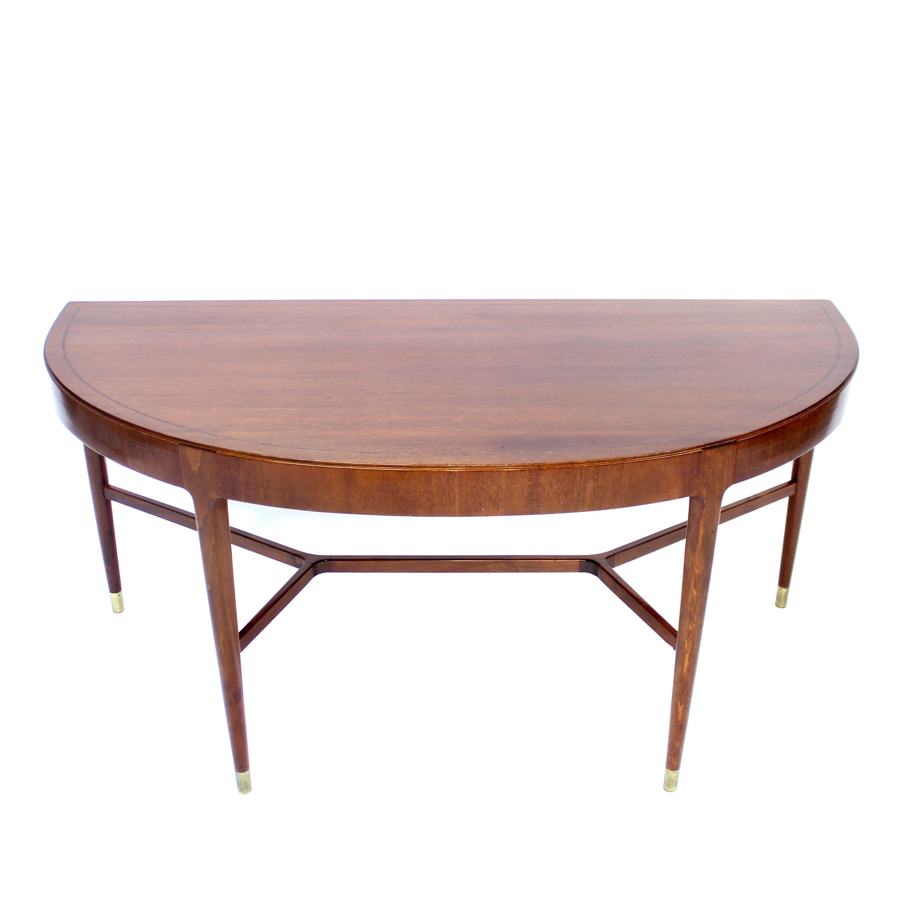 20ième siècle Table d'appoint suédoise mi-siècle circulaire en acajou sur pieds en laiton, années 1940 en vente