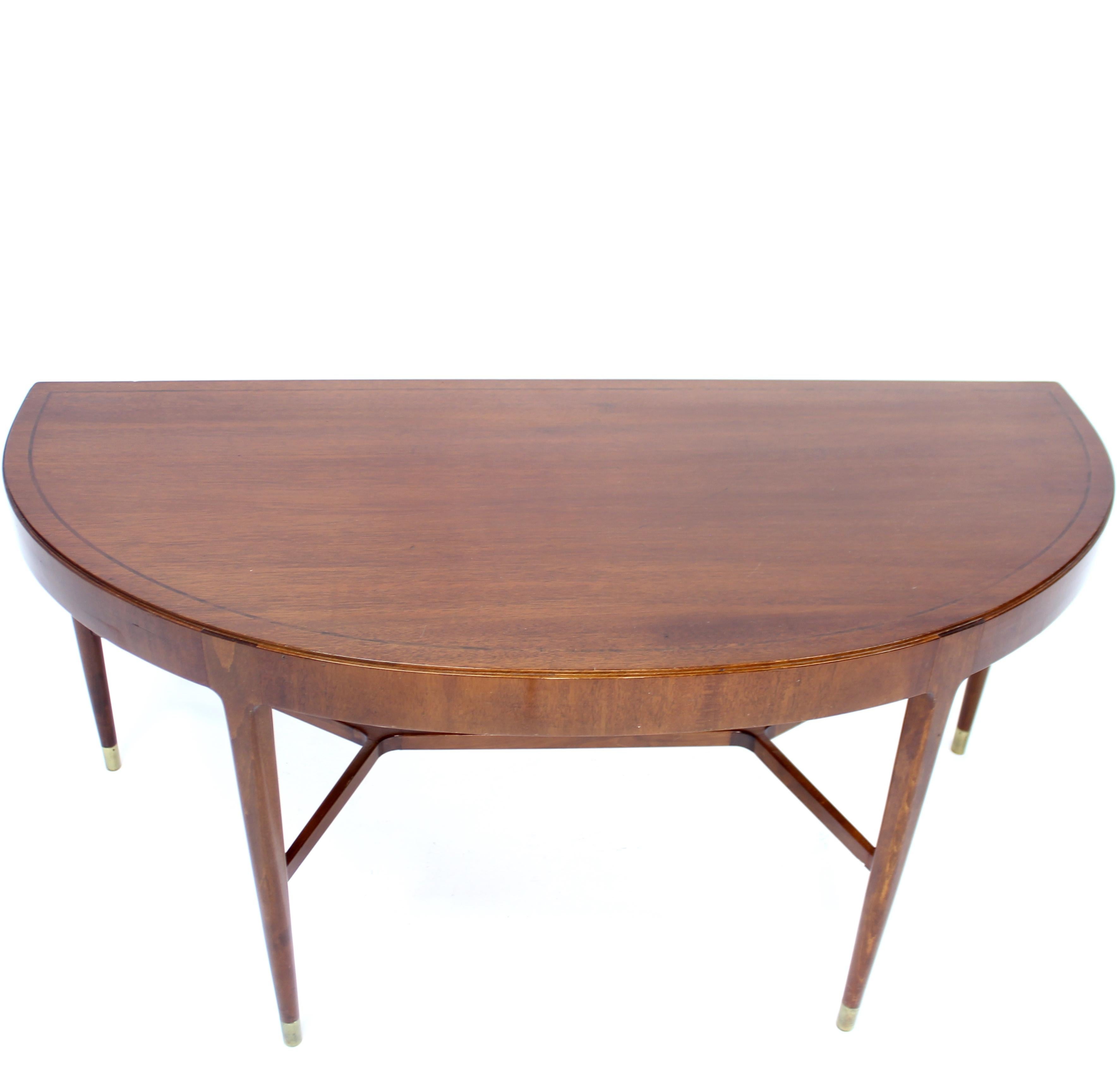 Laiton Table d'appoint suédoise mi-siècle circulaire en acajou sur pieds en laiton, années 1940 en vente