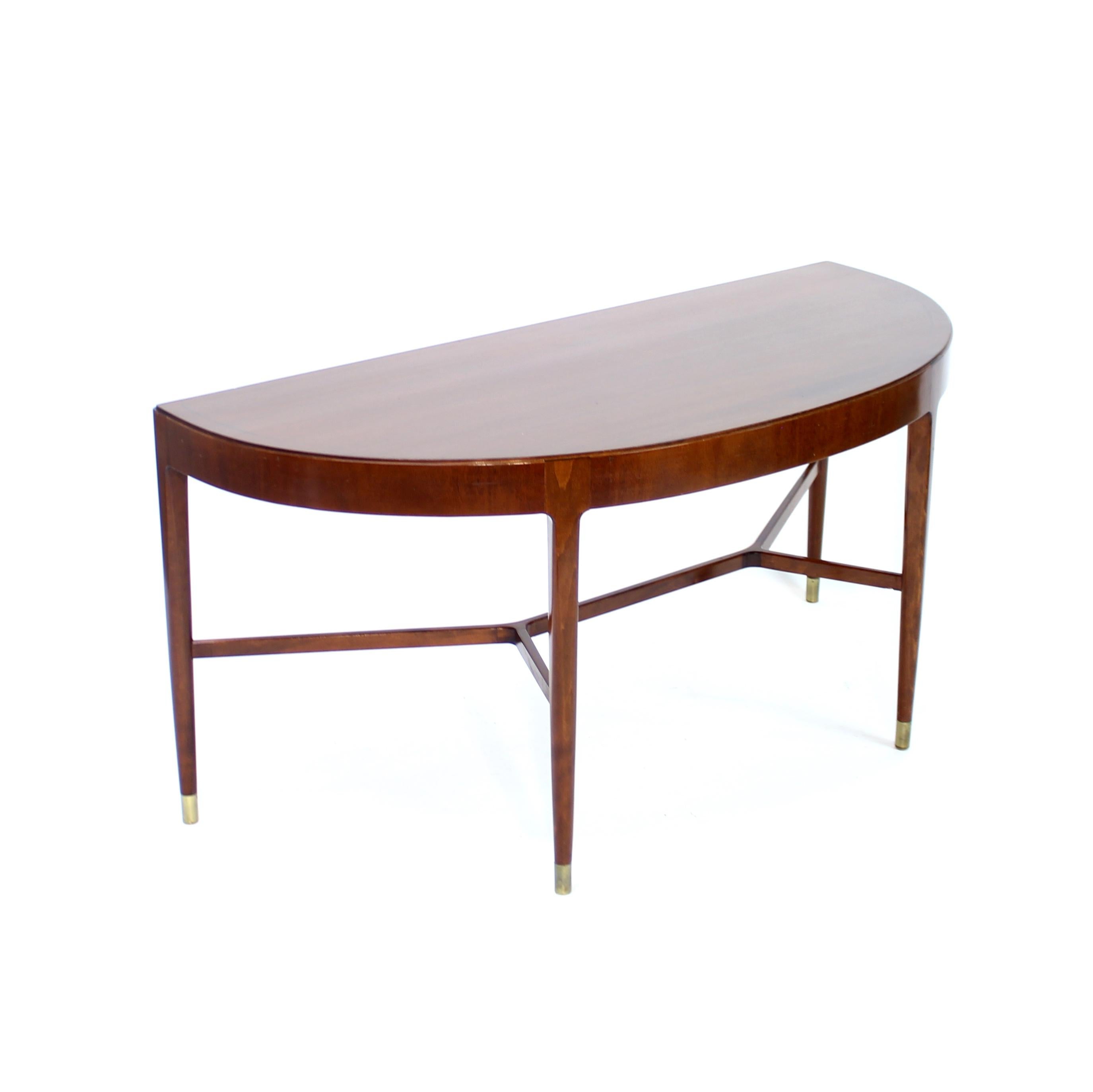 Table d'appoint suédoise mi-siècle circulaire en acajou sur pieds en laiton, années 1940 en vente 1