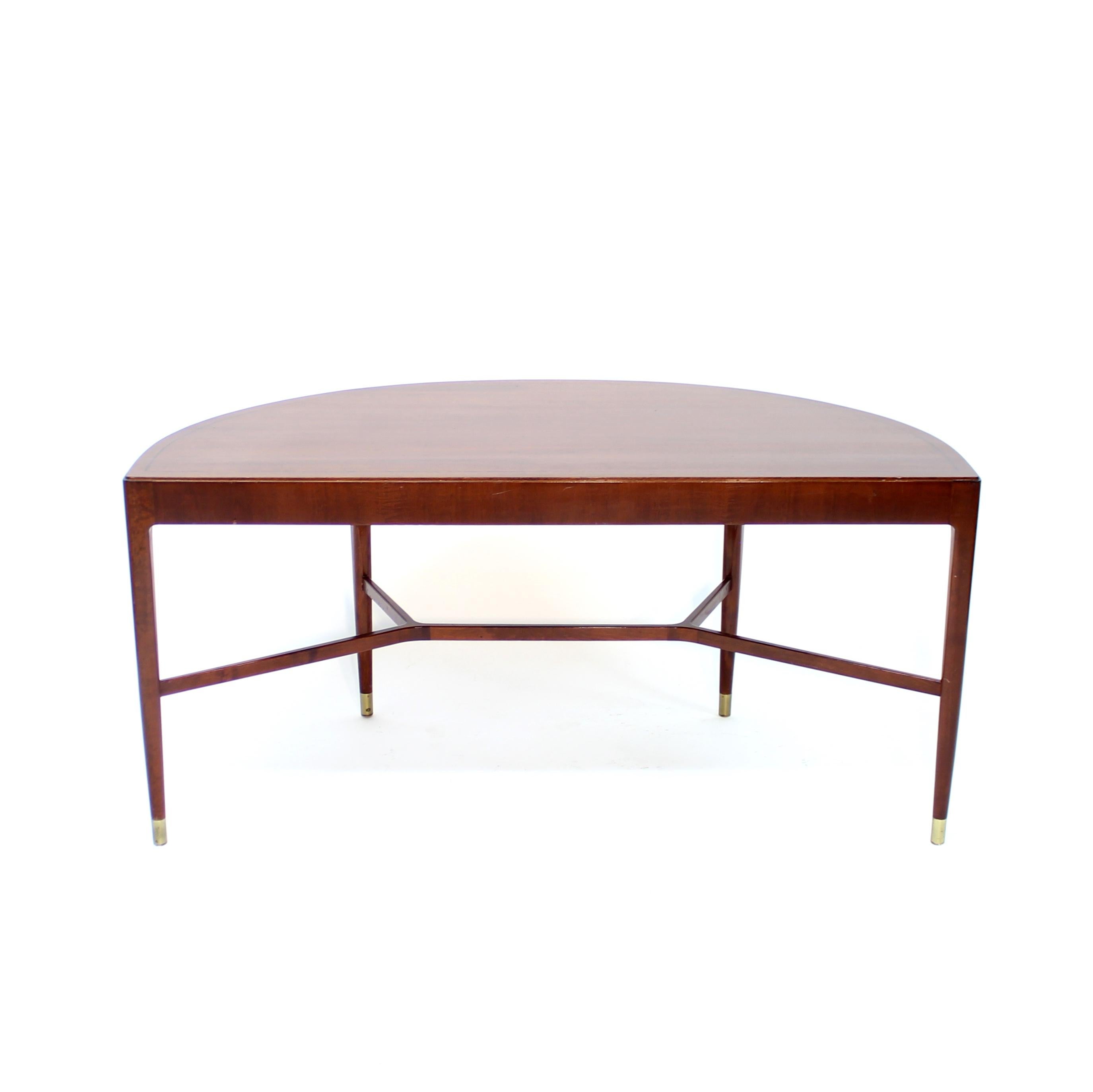 Table d'appoint suédoise mi-siècle circulaire en acajou sur pieds en laiton, années 1940 en vente 2