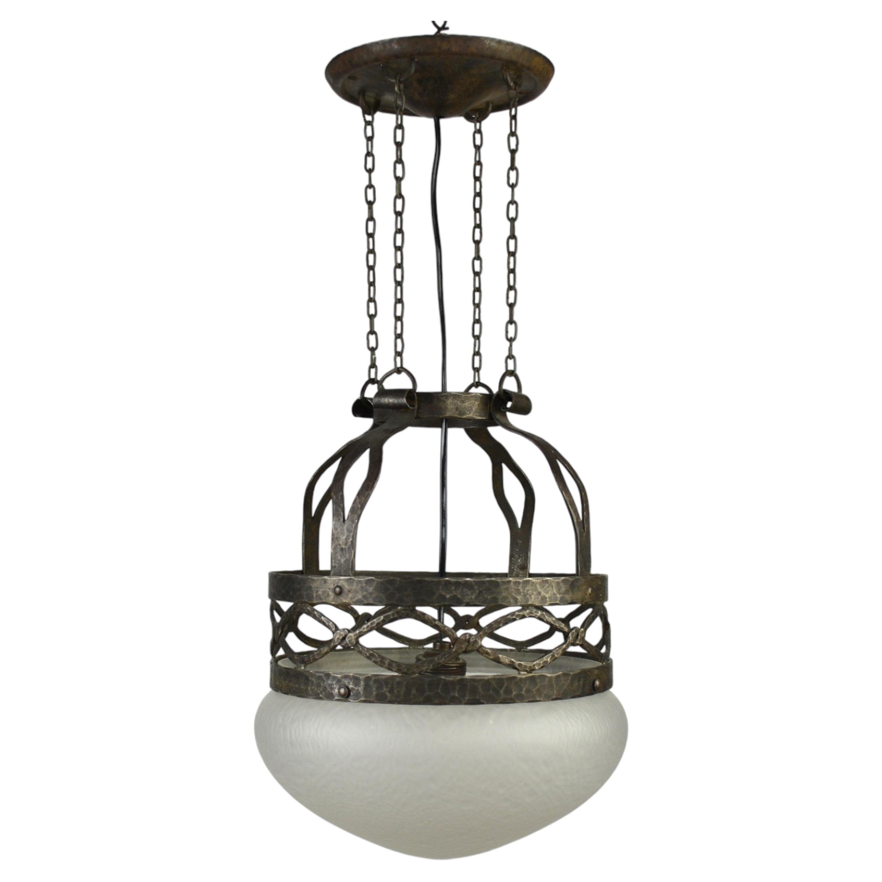 Schwedische gehämmerte und handgeschmiedete Deckenlampe mit Milchglasschirm, 1920-30er Jahre