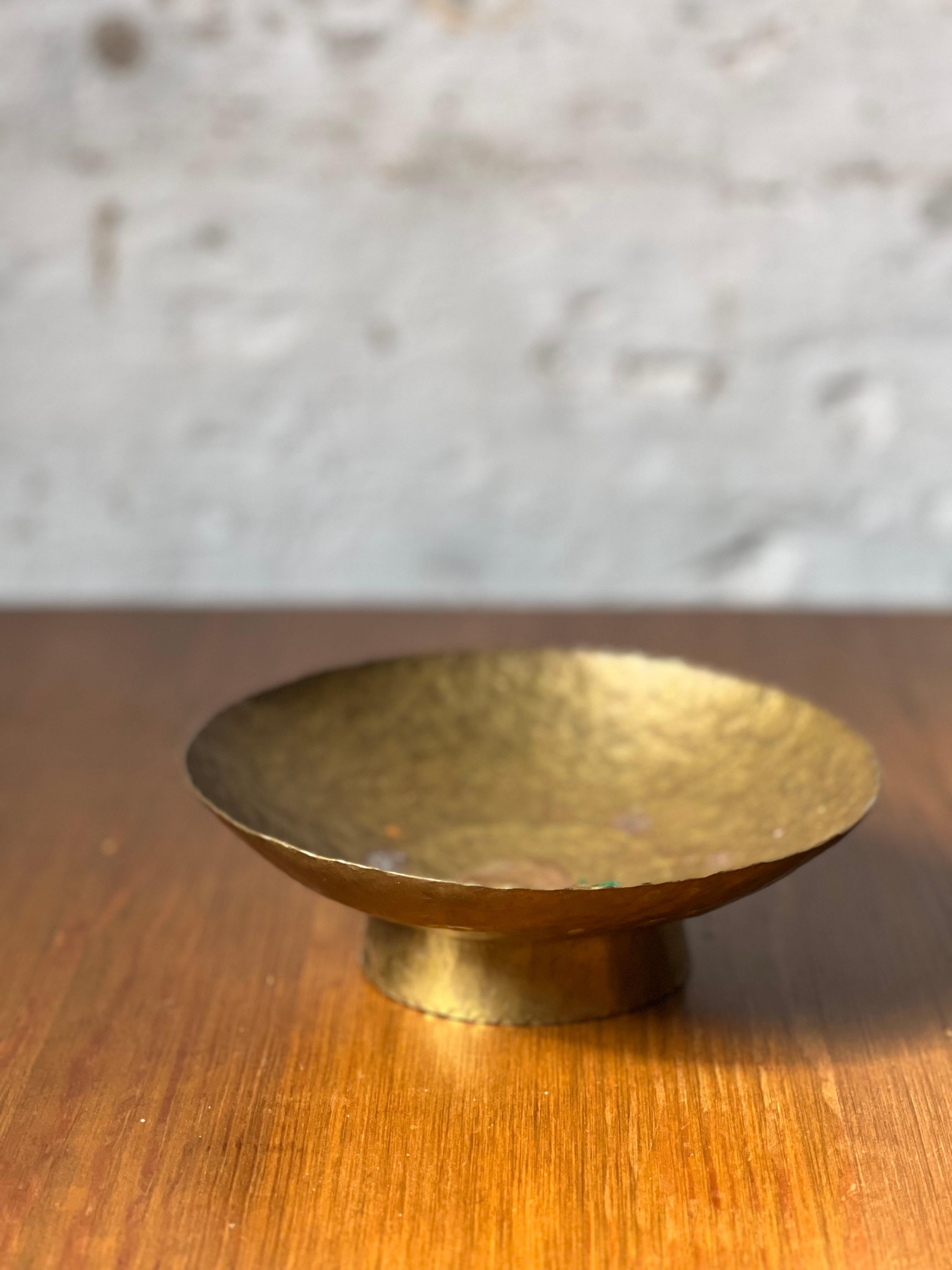 Cuenco original sueco de latón martillado a mano. Mucha pátina y huellas de uso que dan una sensación de calidez. Utilizado adecuadamente es un verdadero reclamo en cualquier interior.