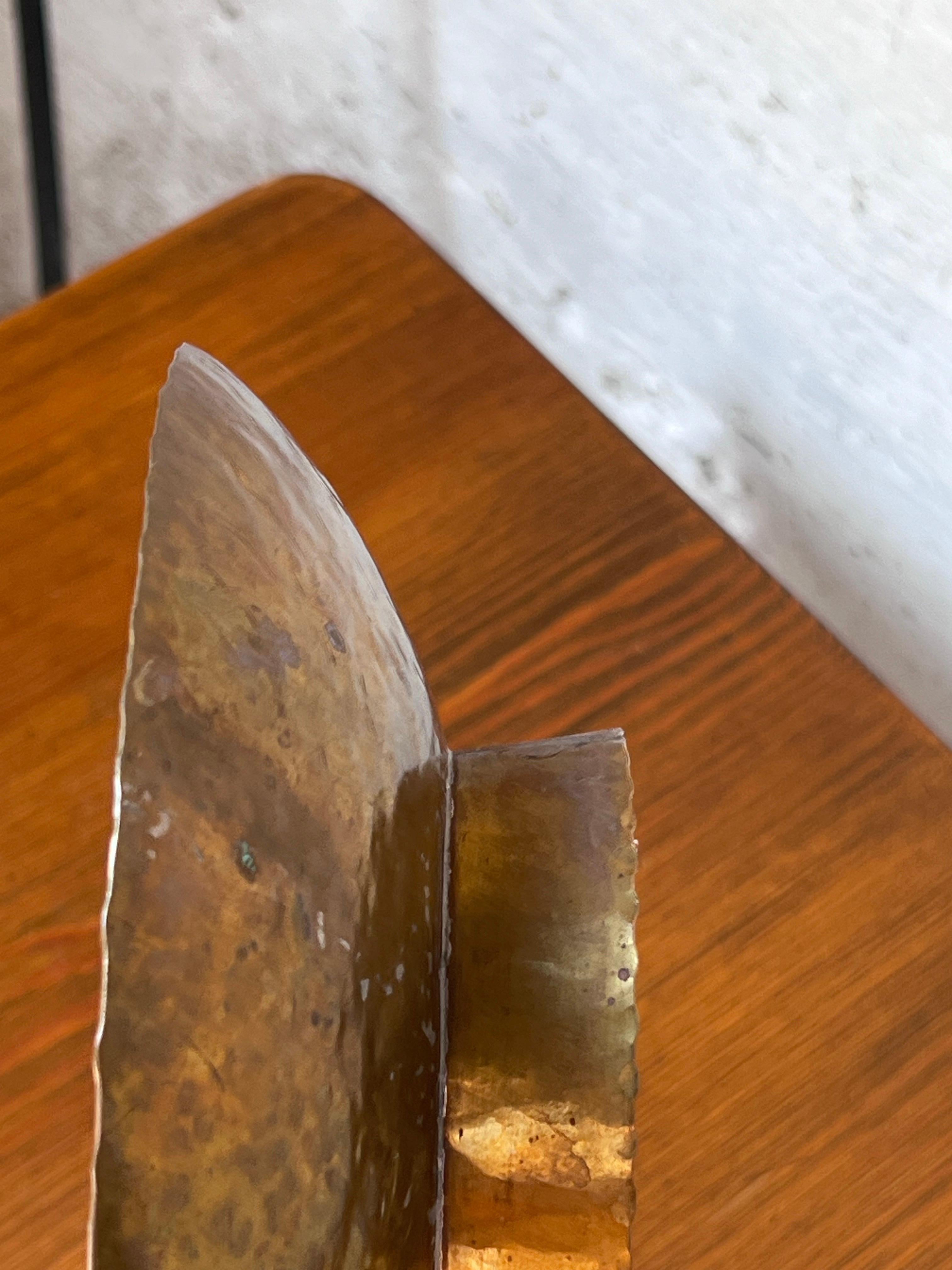 Cuenco / platero sueco de latón martillado artesanía popular hecho a mano Escandinavo moderno en venta