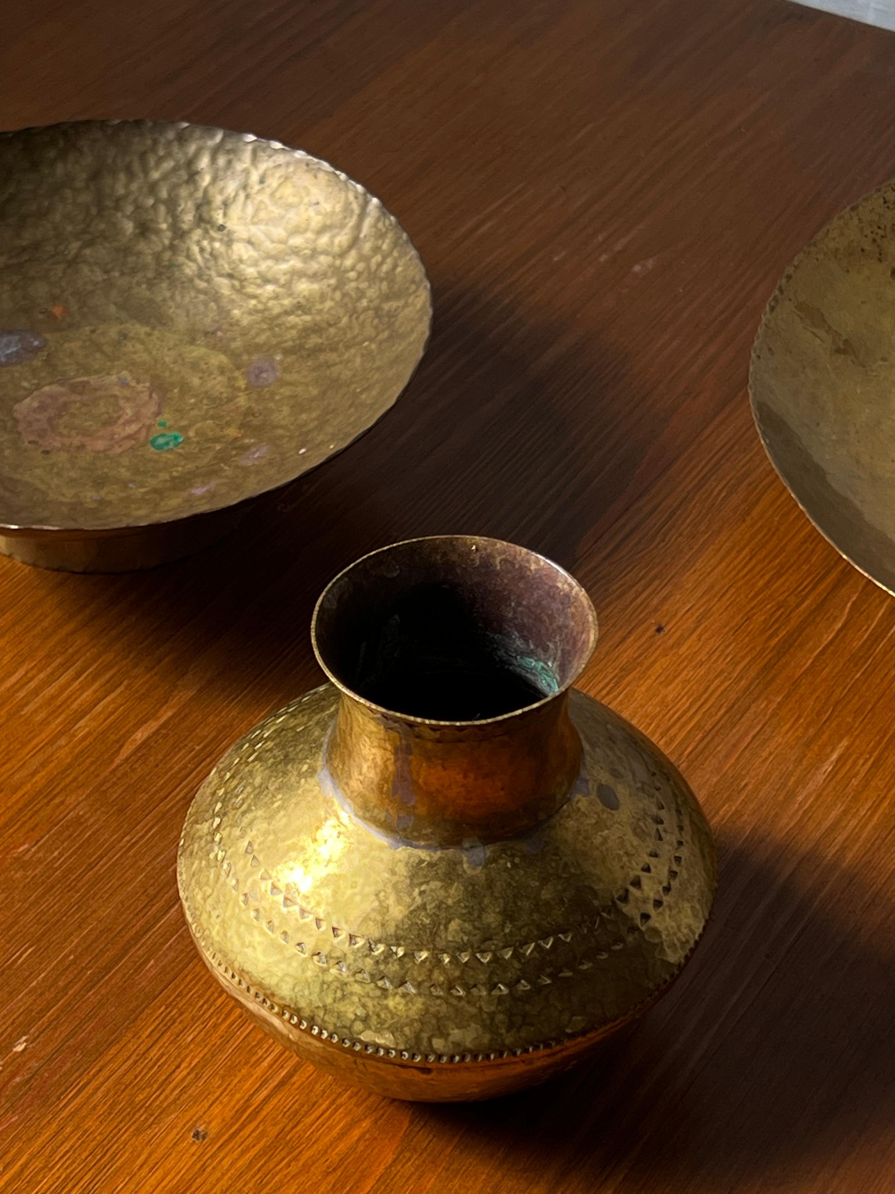 Cuenco / platero sueco de latón martillado artesanía popular hecho a mano Sueco en venta
