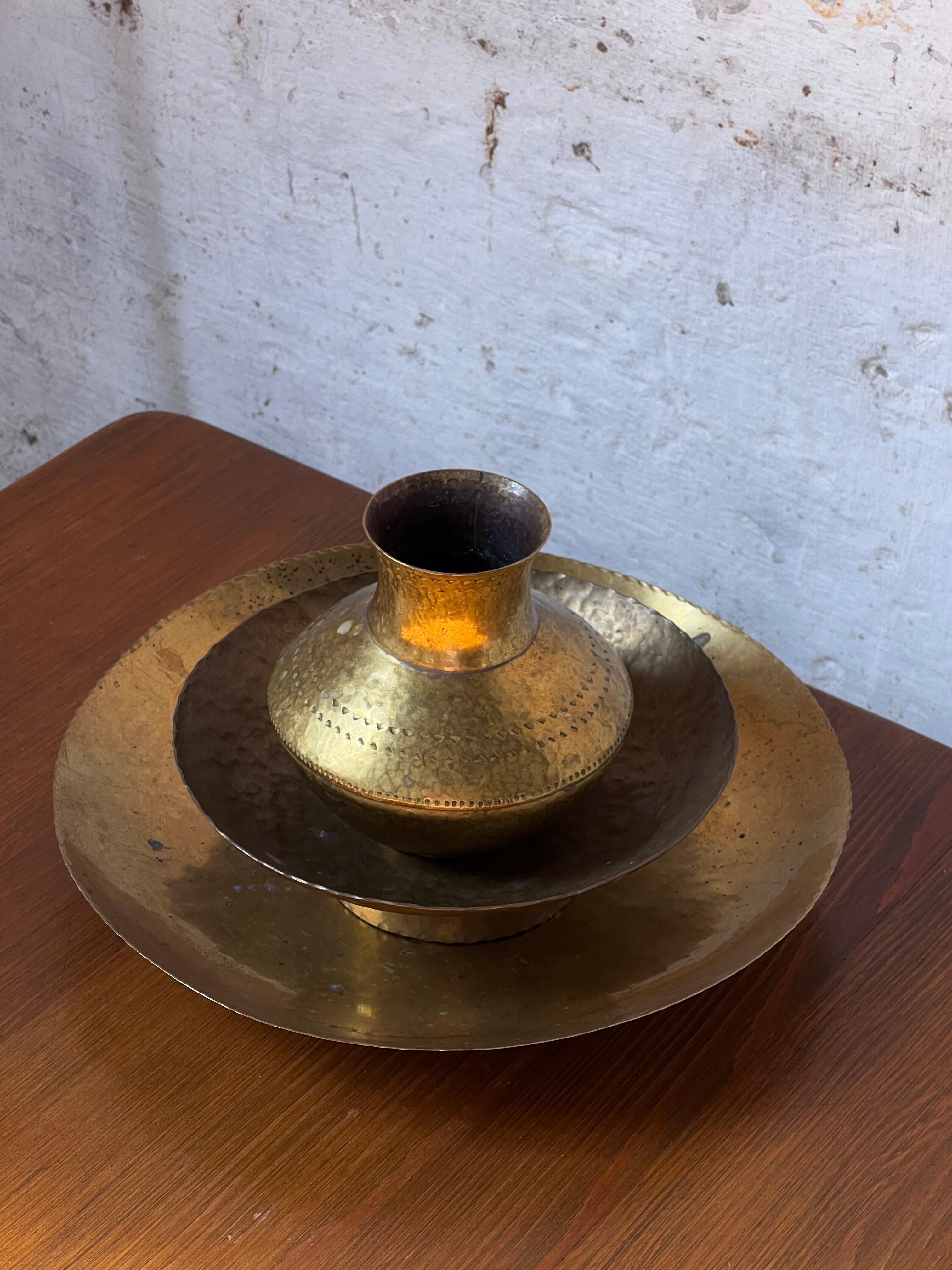 Cuenco / platero sueco de latón martillado artesanía popular hecho a mano Hecho a mano en venta