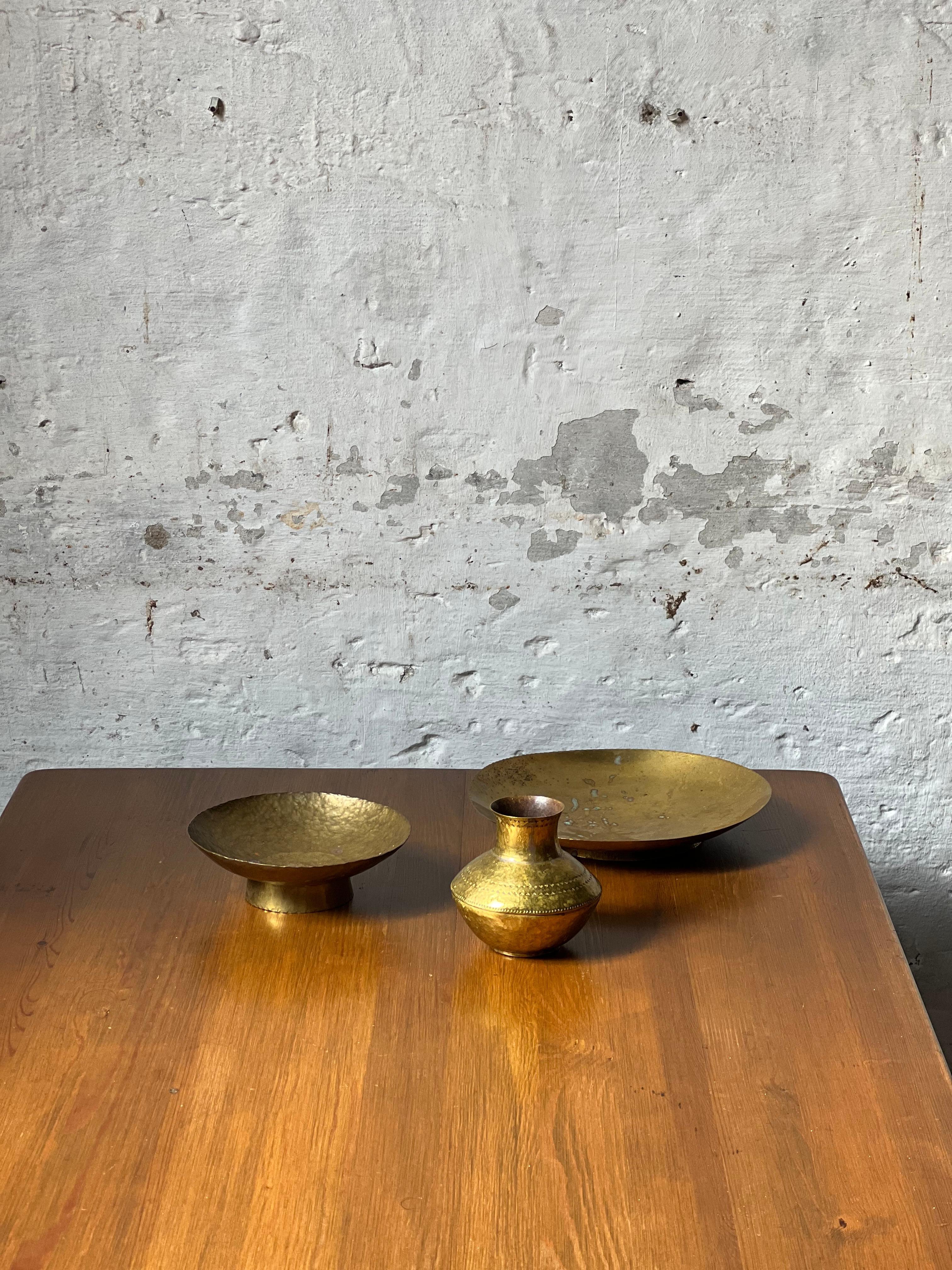 Cuenco / platero sueco de latón martillado artesanía popular hecho a mano en Bueno estado para la venta en Forest, BE
