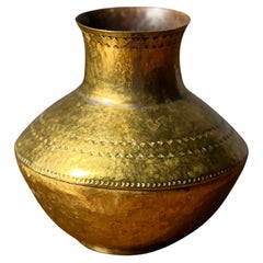Vase suédois en laiton martelé folk craft handmade