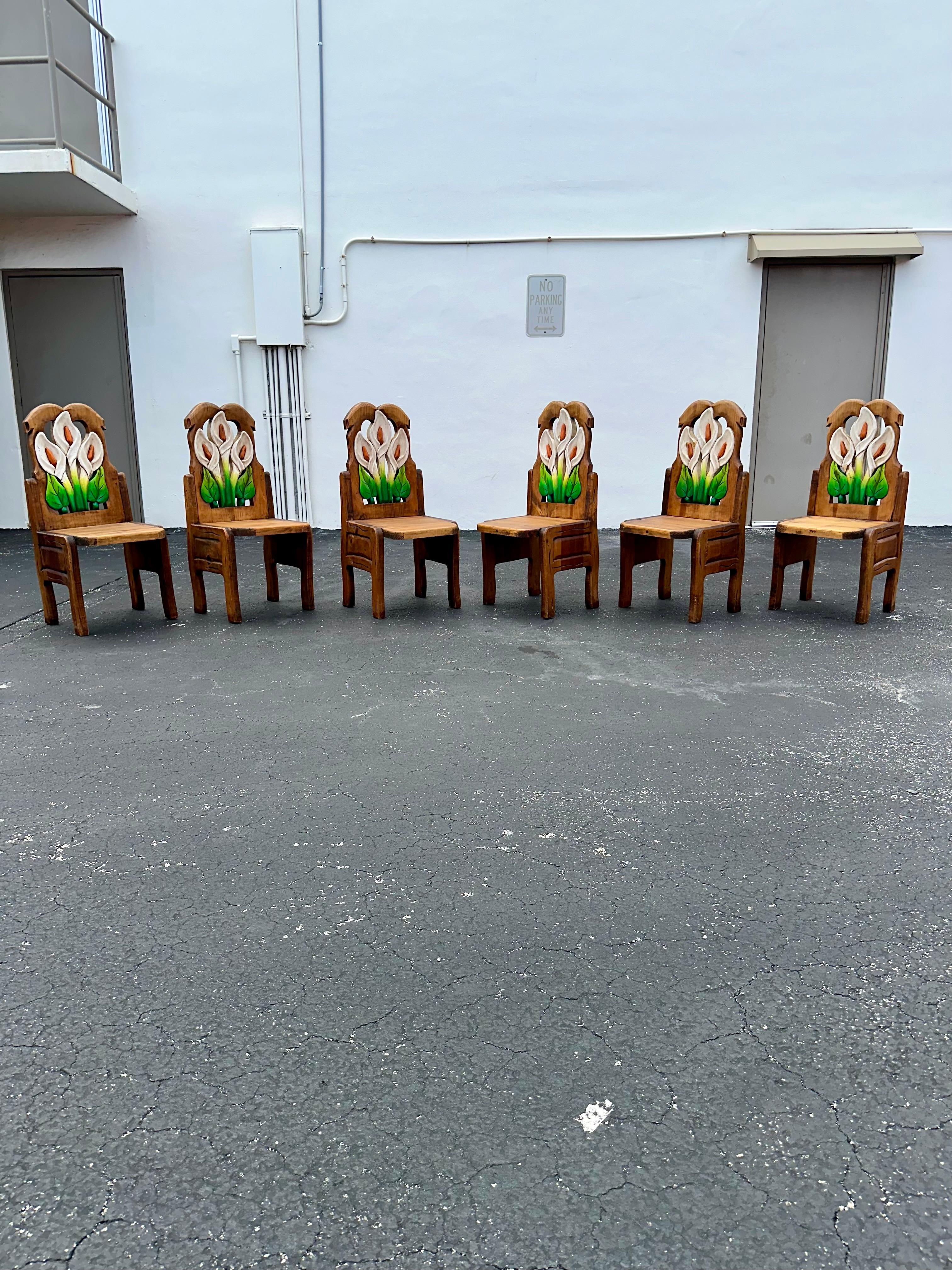 Chaises de table de salle à manger en bois de chêne sculpté et peint en forme de tulipe, lot de 7 en vente 4