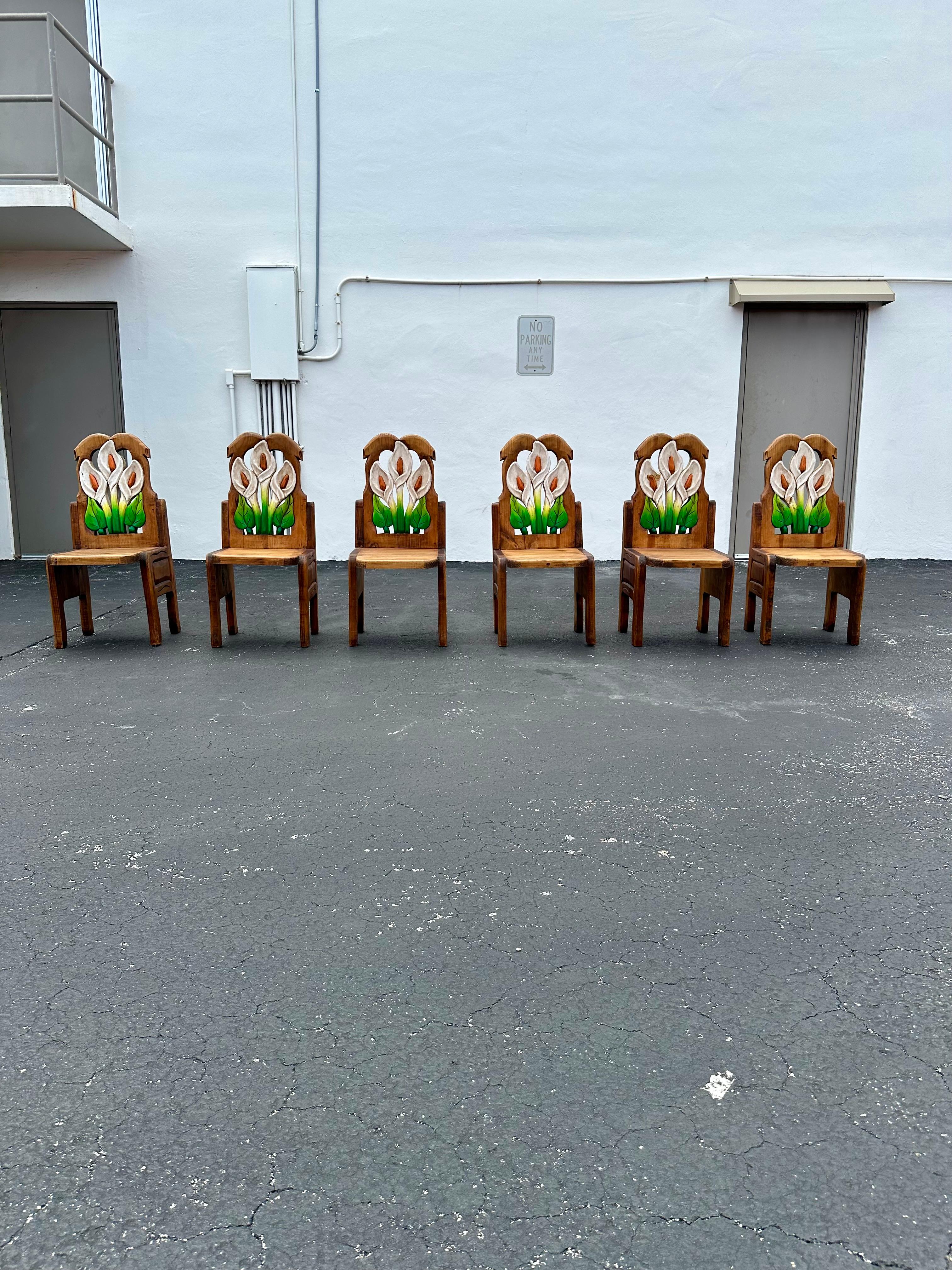 Chaises de table de salle à manger en bois de chêne sculpté et peint en forme de tulipe, lot de 7 en vente 5