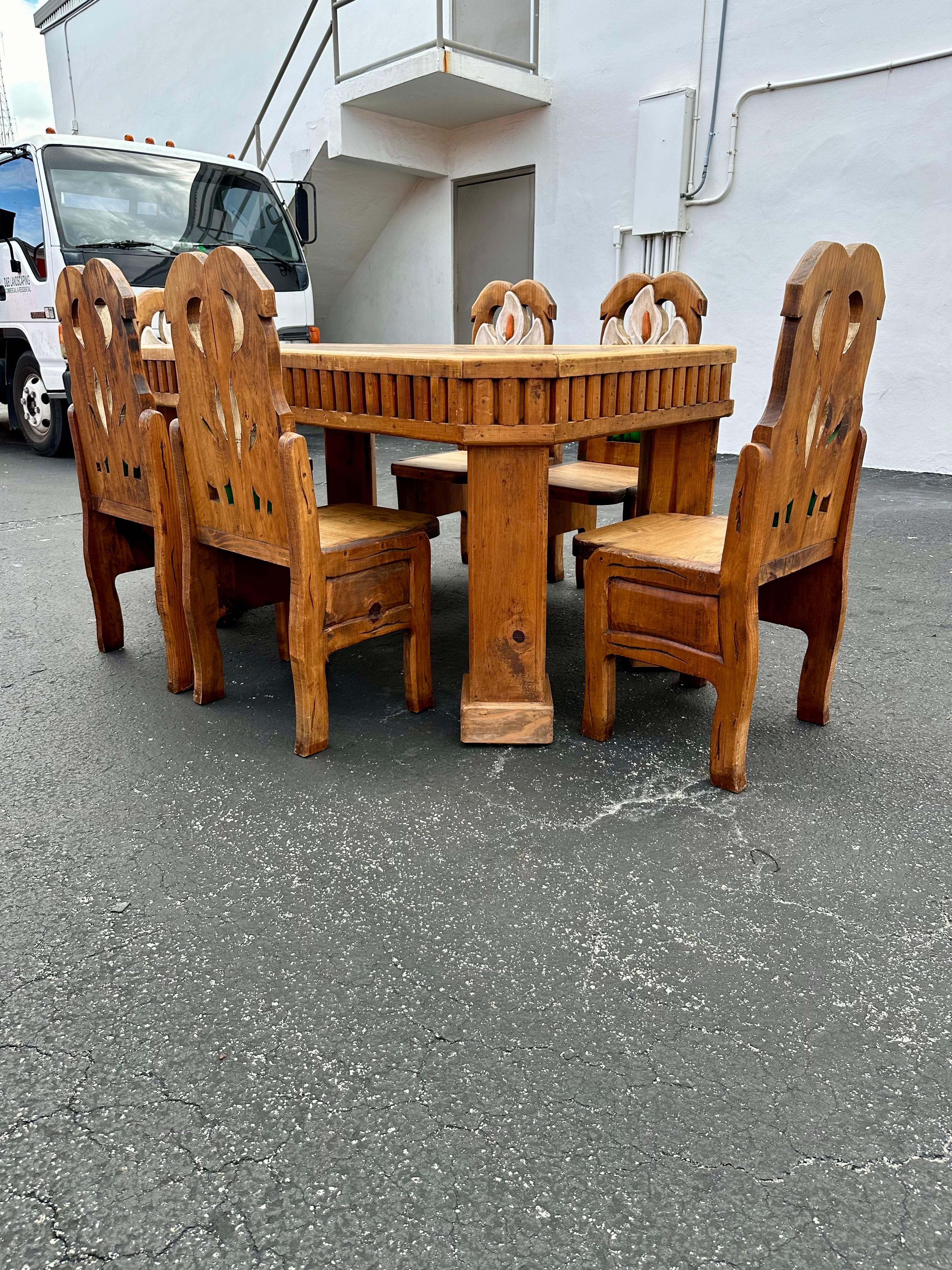 Artisanat Chaises de table de salle à manger en bois de chêne sculpté et peint en forme de tulipe, lot de 7 en vente