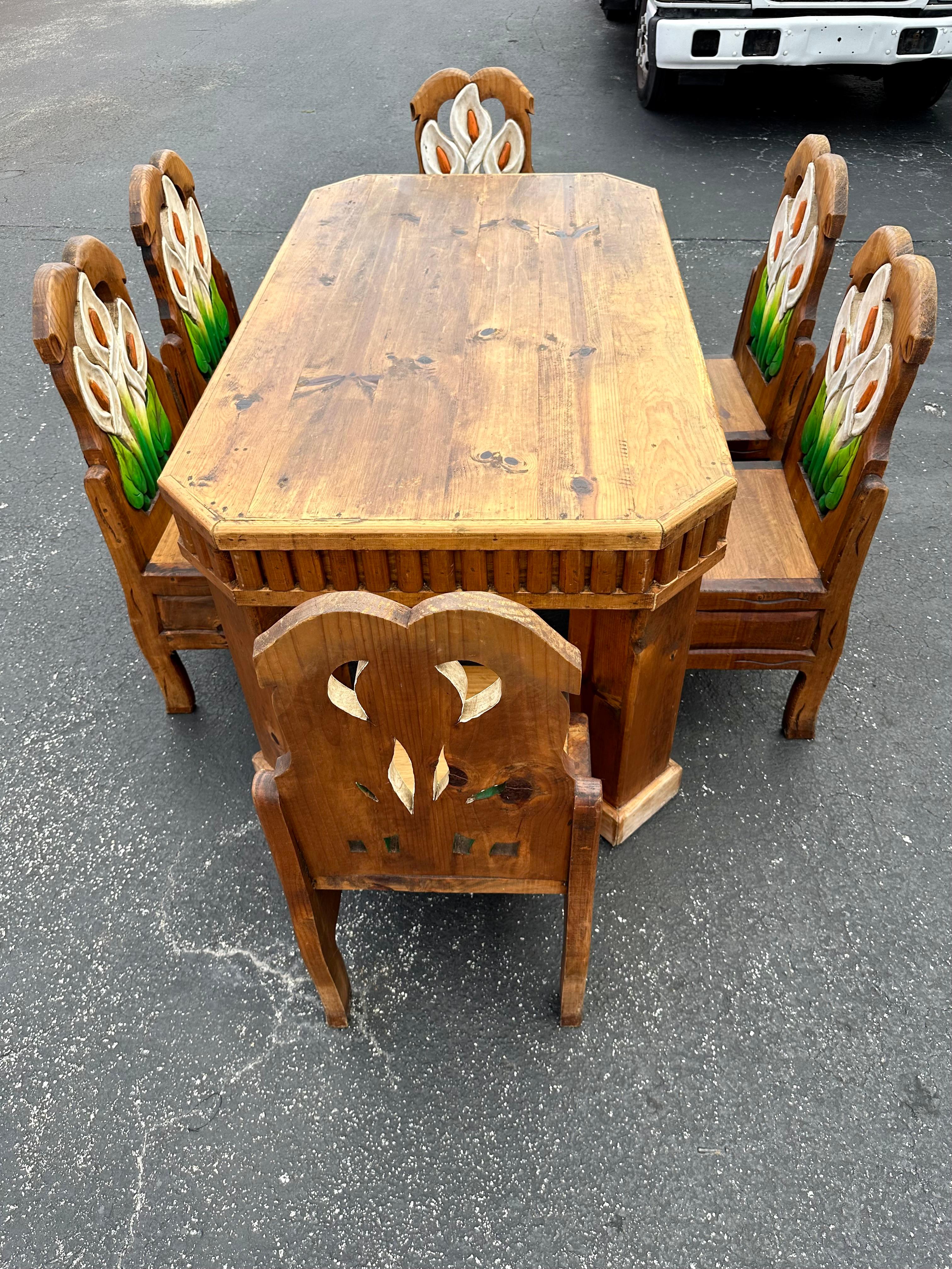 Suédois Chaises de table de salle à manger en bois de chêne sculpté et peint en forme de tulipe, lot de 7 en vente