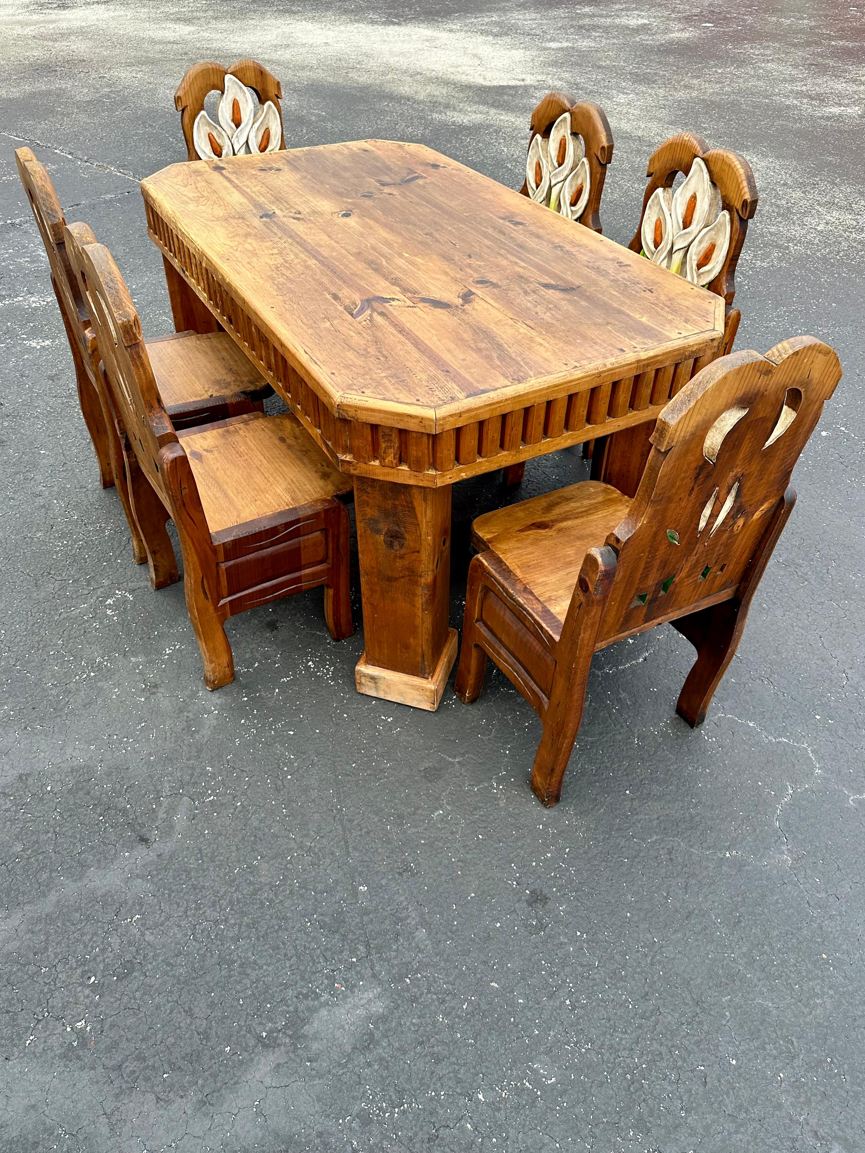Chaises de table de salle à manger en bois de chêne sculpté et peint en forme de tulipe, lot de 7 Bon état - En vente à Fort Lauderdale, FL