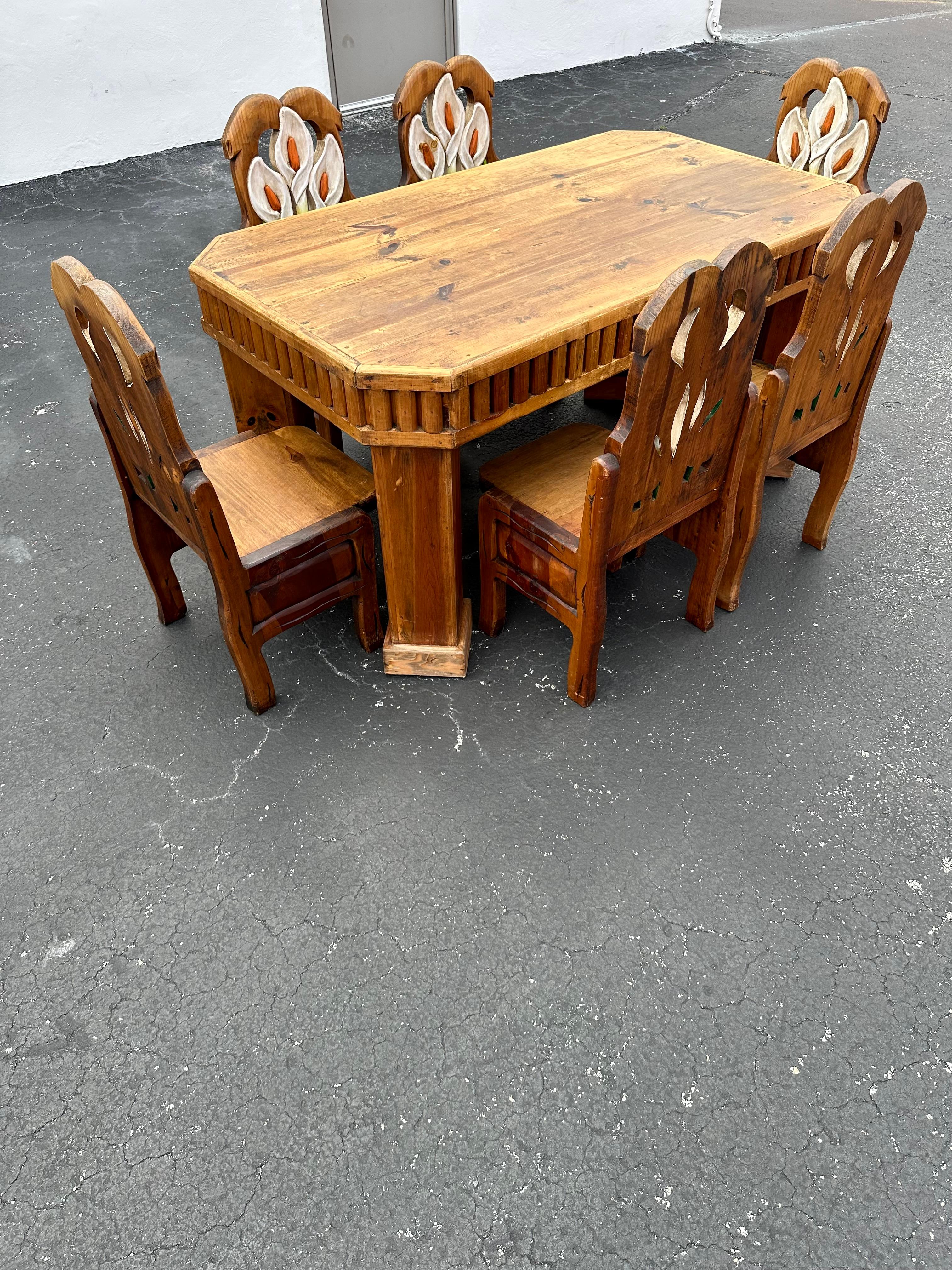 Début du 20ème siècle Chaises de table de salle à manger en bois de chêne sculpté et peint en forme de tulipe, lot de 7 en vente