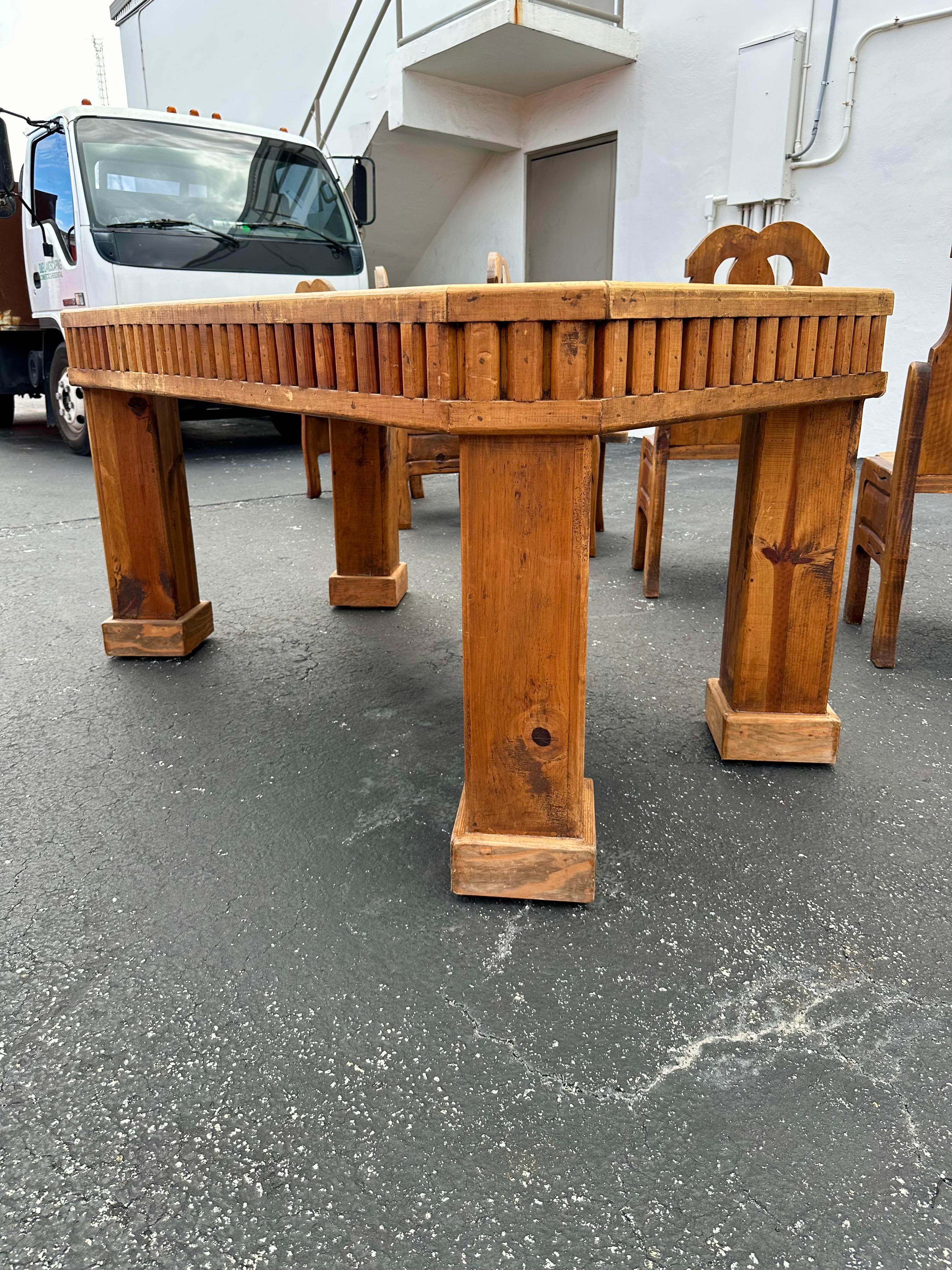 Chaises de table de salle à manger en bois de chêne sculpté et peint en forme de tulipe, lot de 7 en vente 1