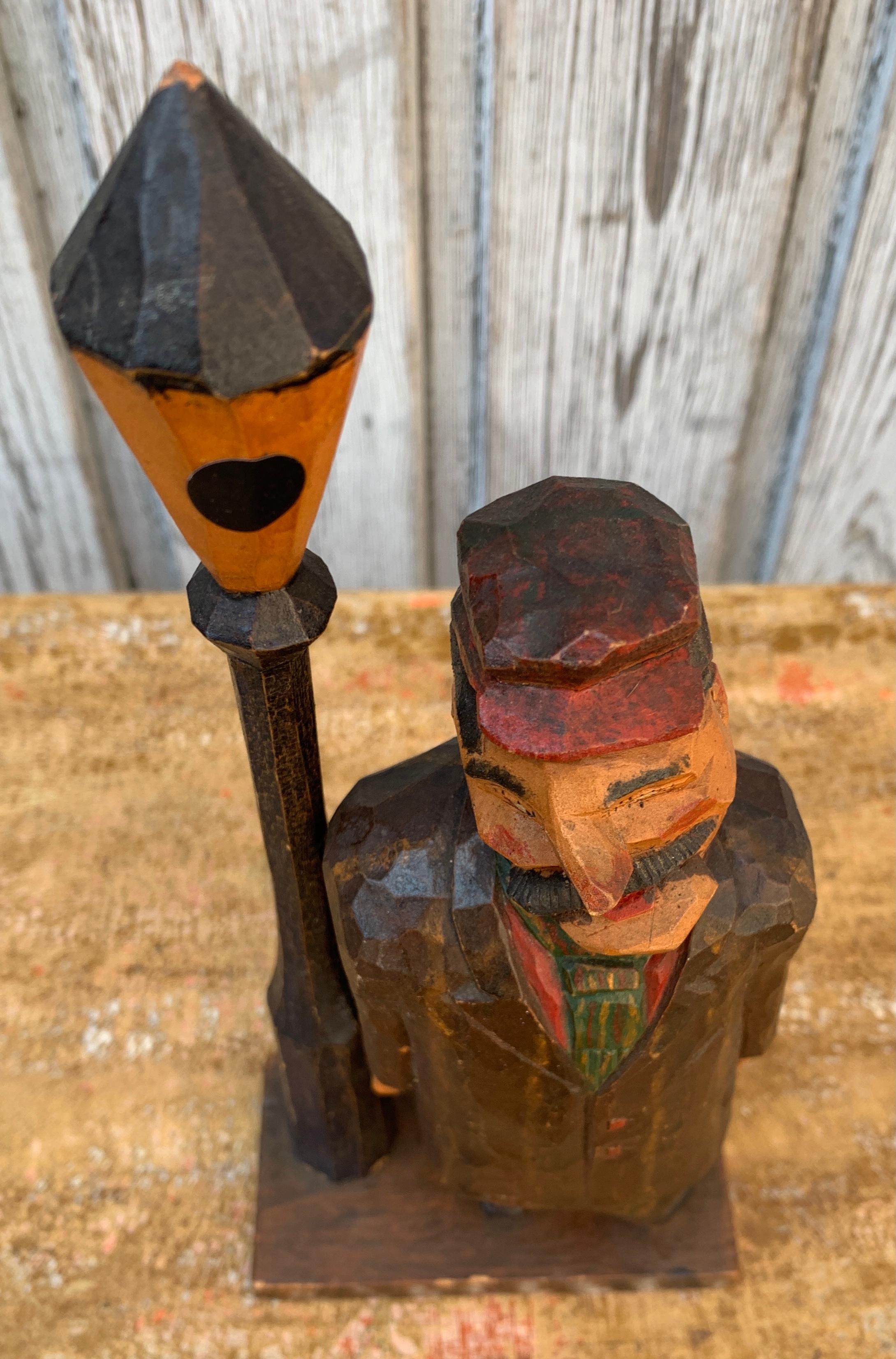 Figure sculptée polychrome d'art populaire suédois représentant un homme ivre avec une bouteille de bière à la main. Daté de 1931 et signé S.N.