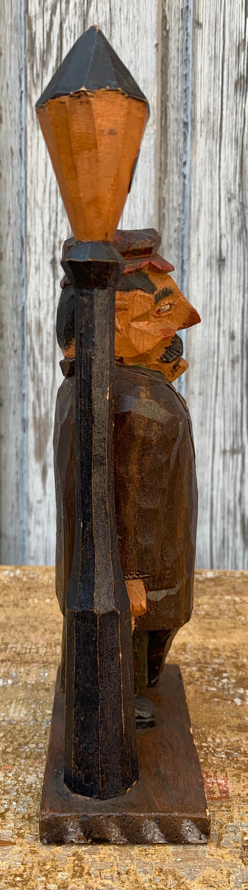 Artisanat Figure suédoise en bois peint et sculpté à la main d'un hommeunk, datée de 1931 en vente