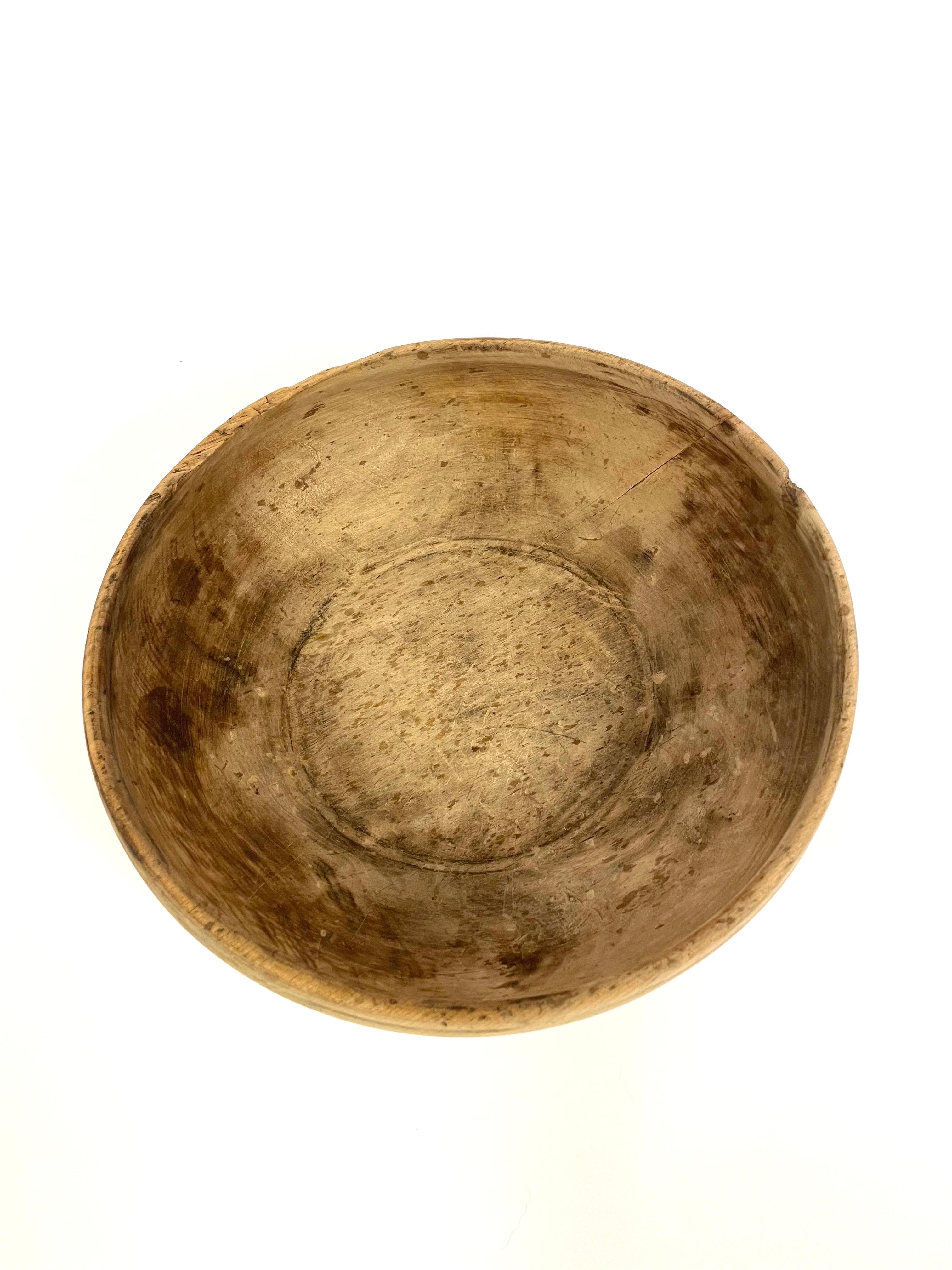 Hand-Crafted Swedish Hand-Krafted Turned 19th Century Wooden Folk Art Wooden Bowl in Pine For Sale