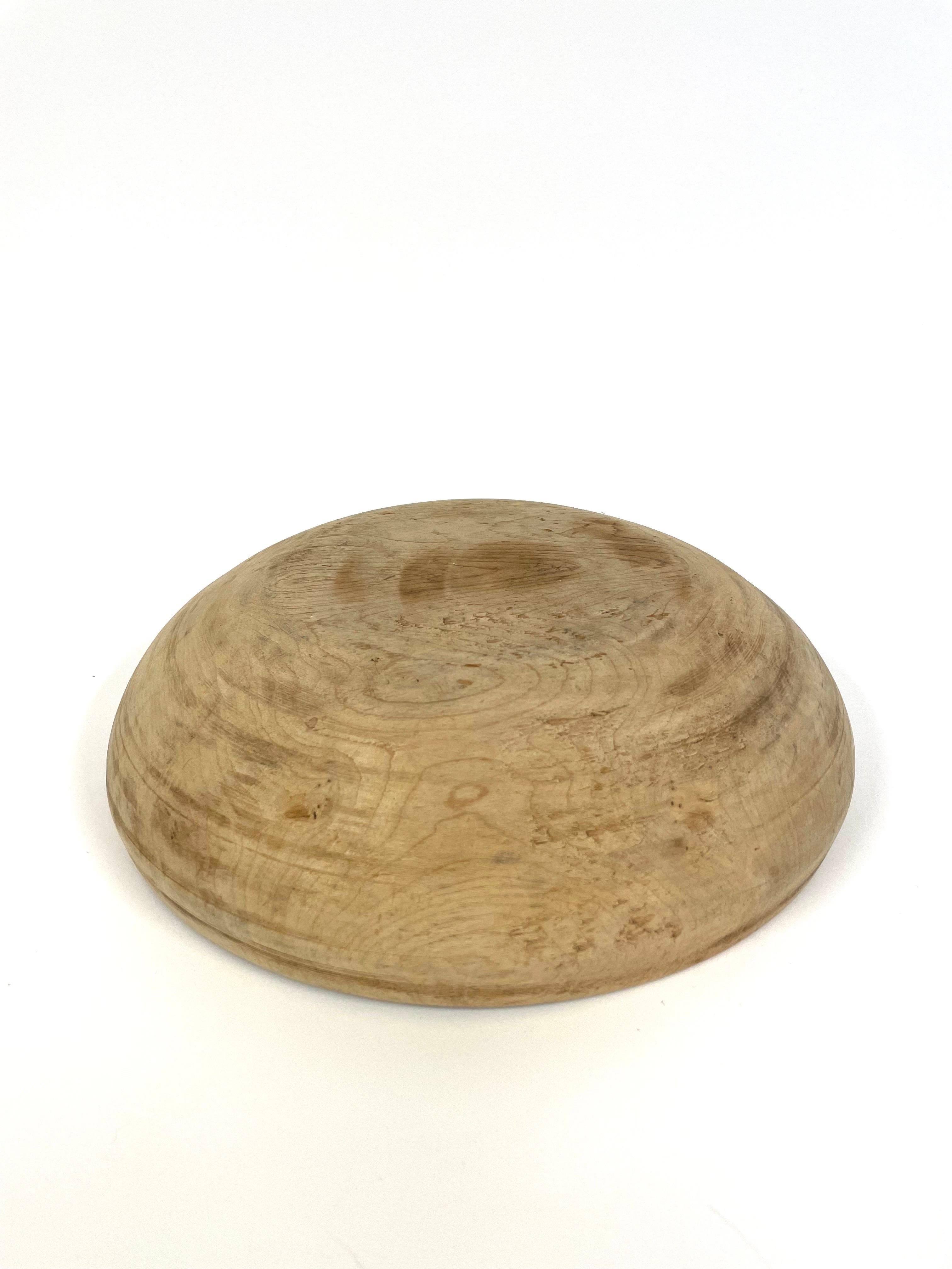 Swedish Hand-Krafted Turned 19th Century Wooden Folk Art Wooden Bowl in Pine  In Fair Condition For Sale In Örebro, SE