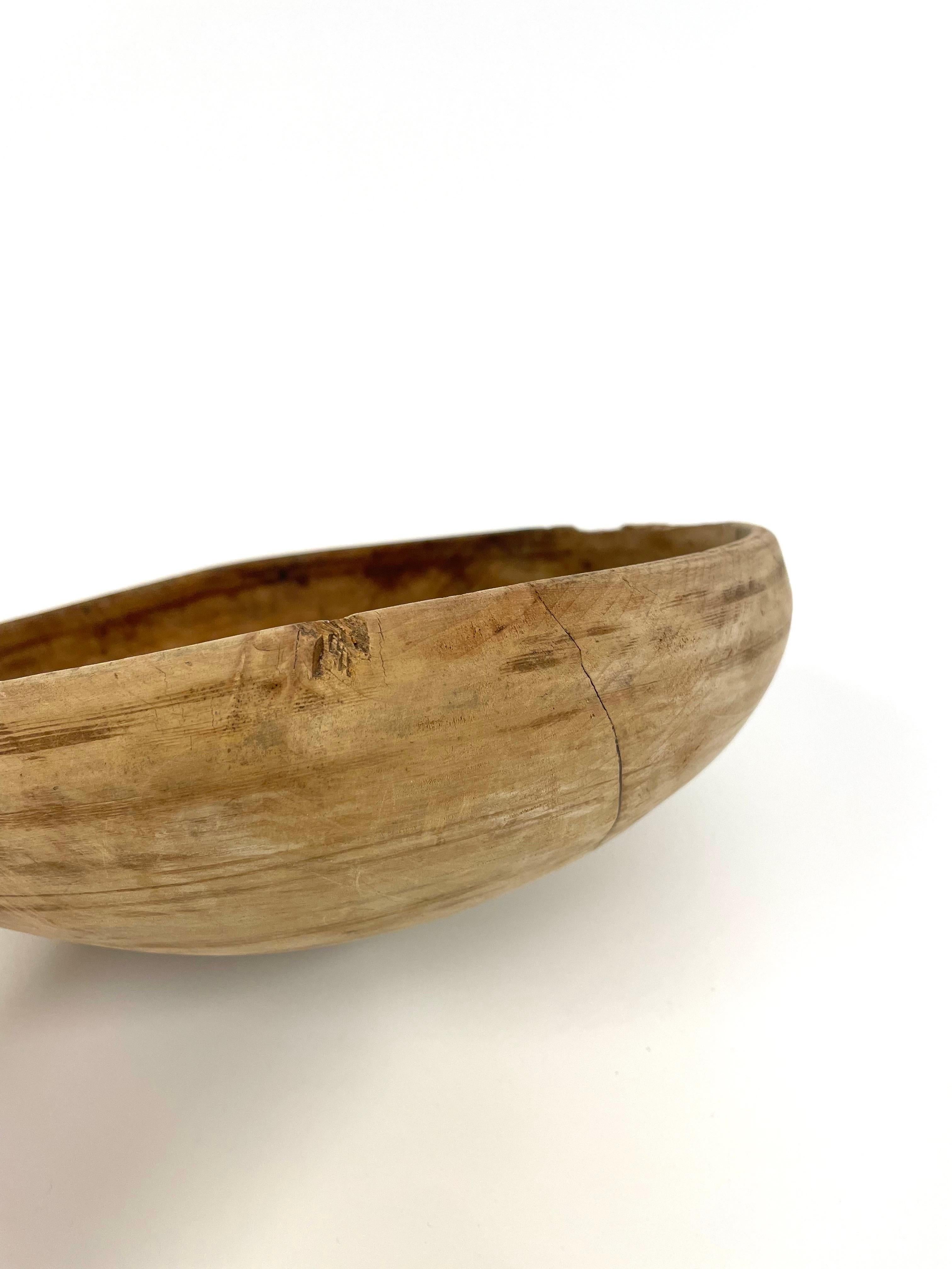 Swedish Hand-Krafted Turned 19th Century Wooden Folk Art Wooden Bowl in Pine For Sale 1
