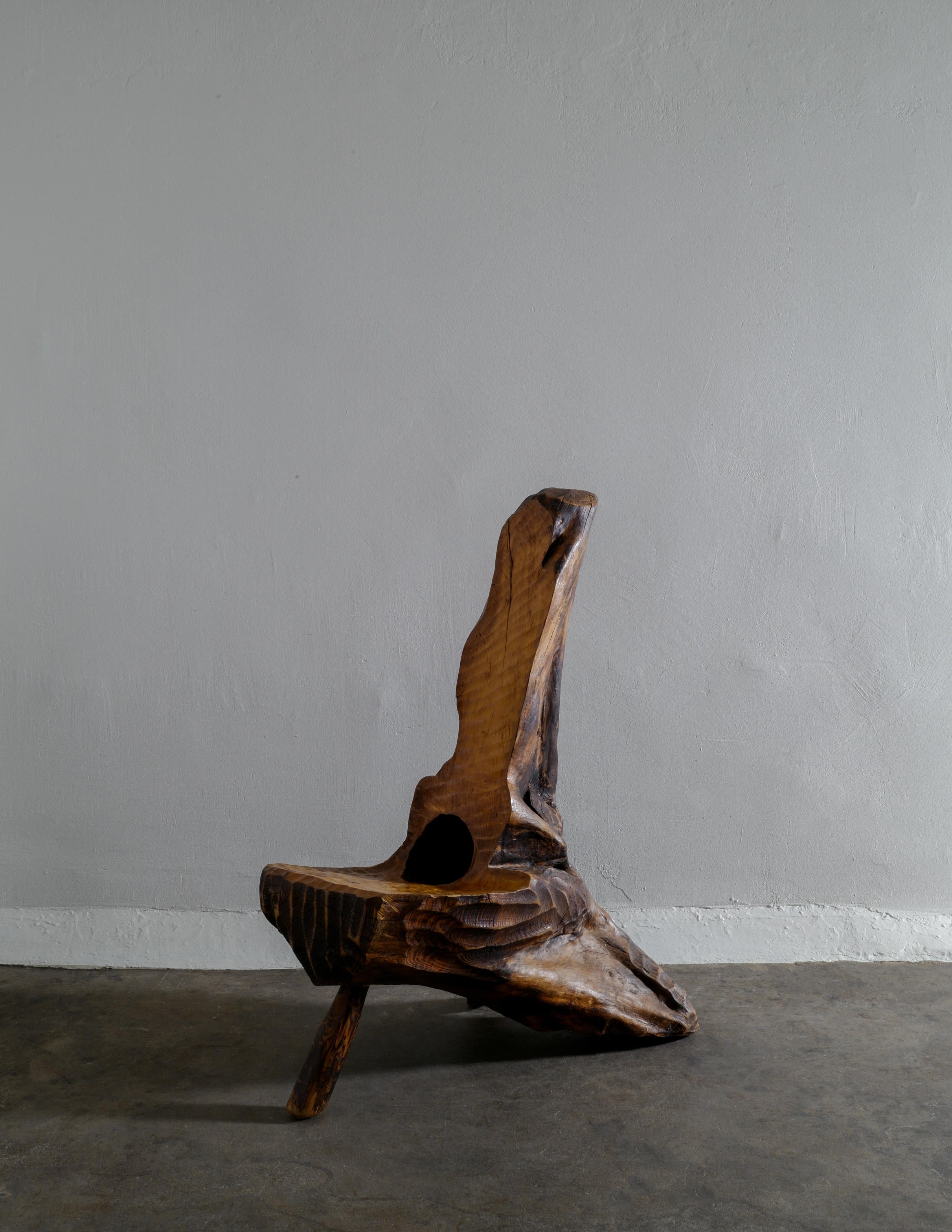 Einzigartiger und handgefertigter Stuhl im skulpturalen und brutalistischen / Wabi-Sabi-Stil. Hergestellt aus Massivholz und in großem Vintage-Zustand mit kleinen Zeichen von Alter und Gebrauch. Produziert von einem unbekannten schwedischen Designer
