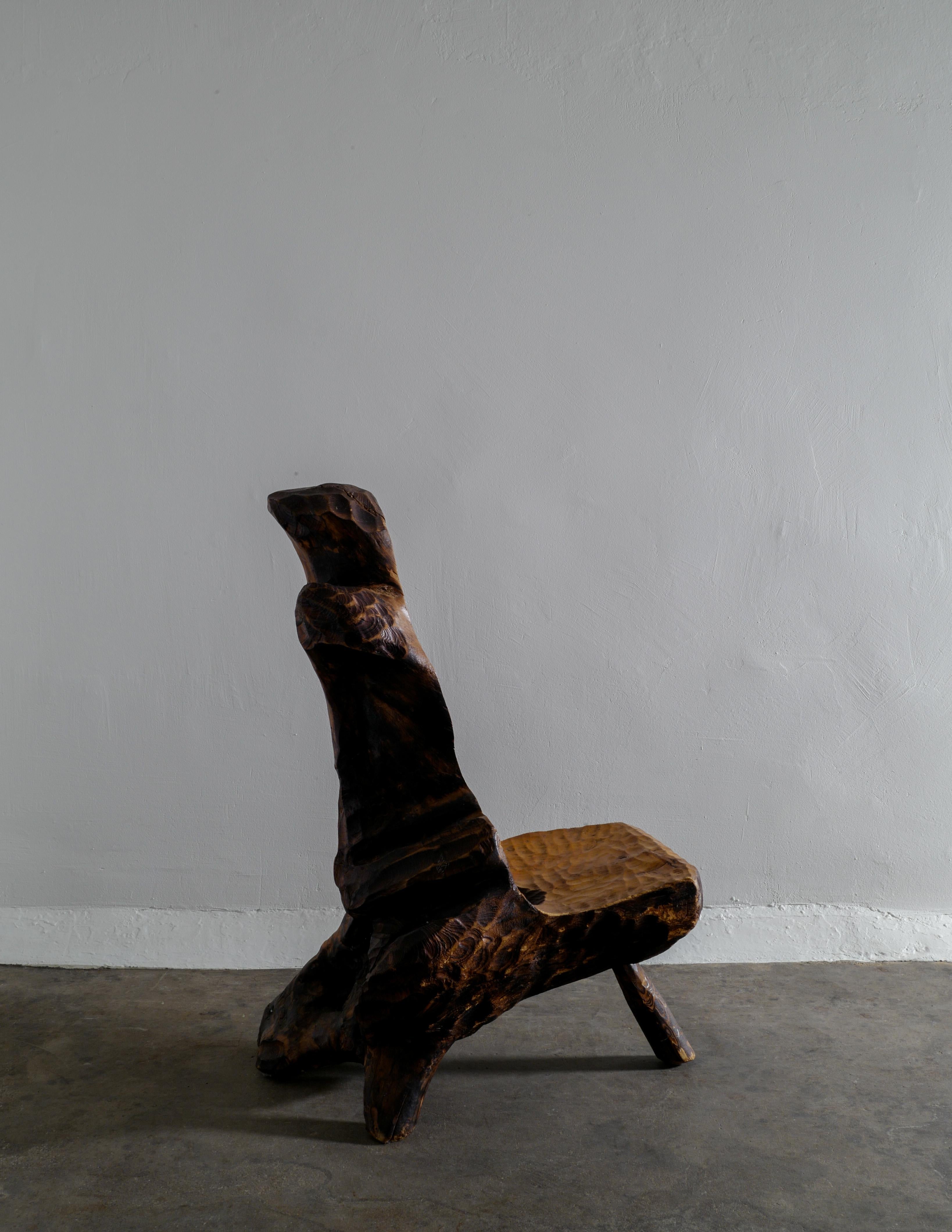 Mid-Century Modern Chaise suédoise en bois sculpturale et artisanale faite à la main dans un style primitif et Wabi Sabi