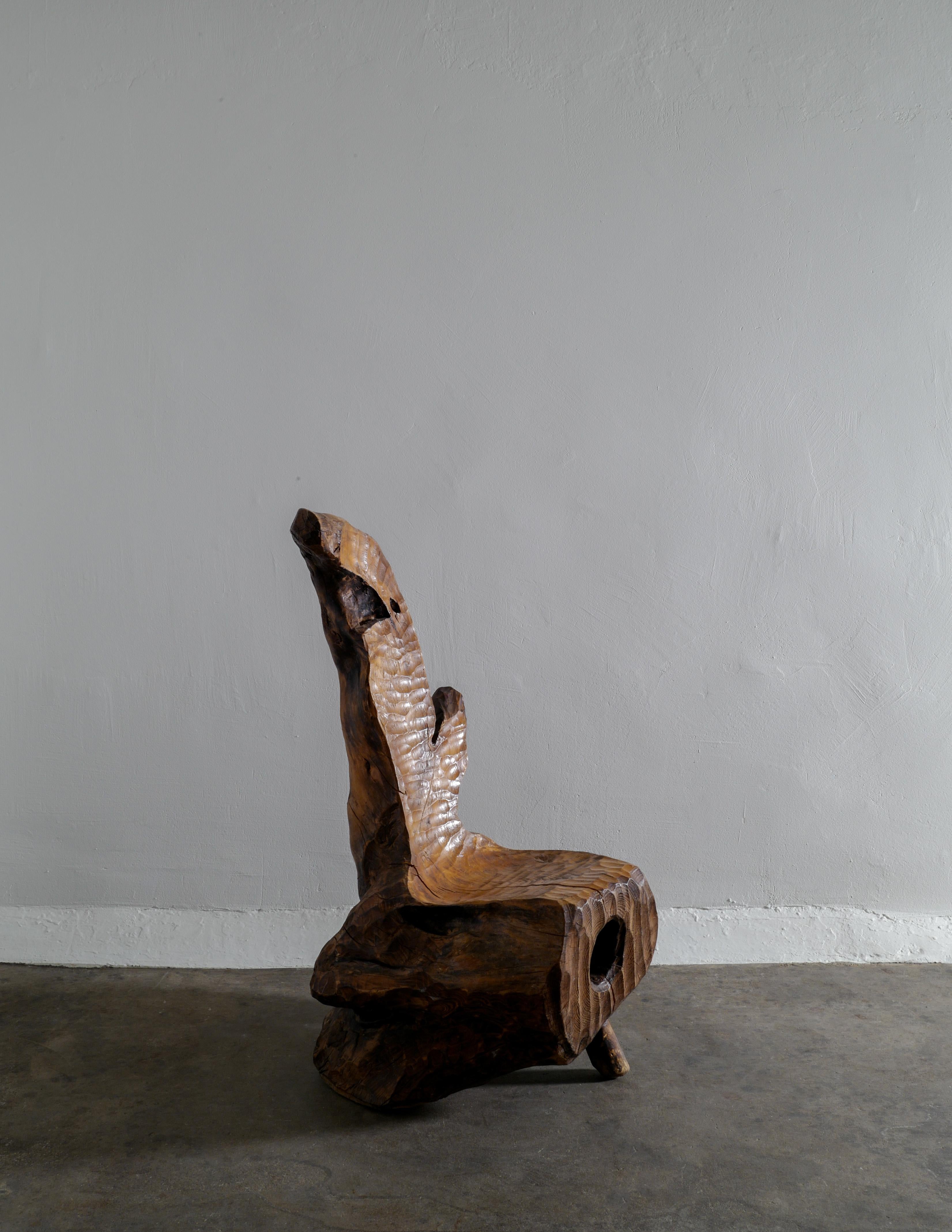 Mid-Century Modern Chaise suédoise en bois sculpturale et fabriquée à la main dans un style primitif et Wabi Sabi