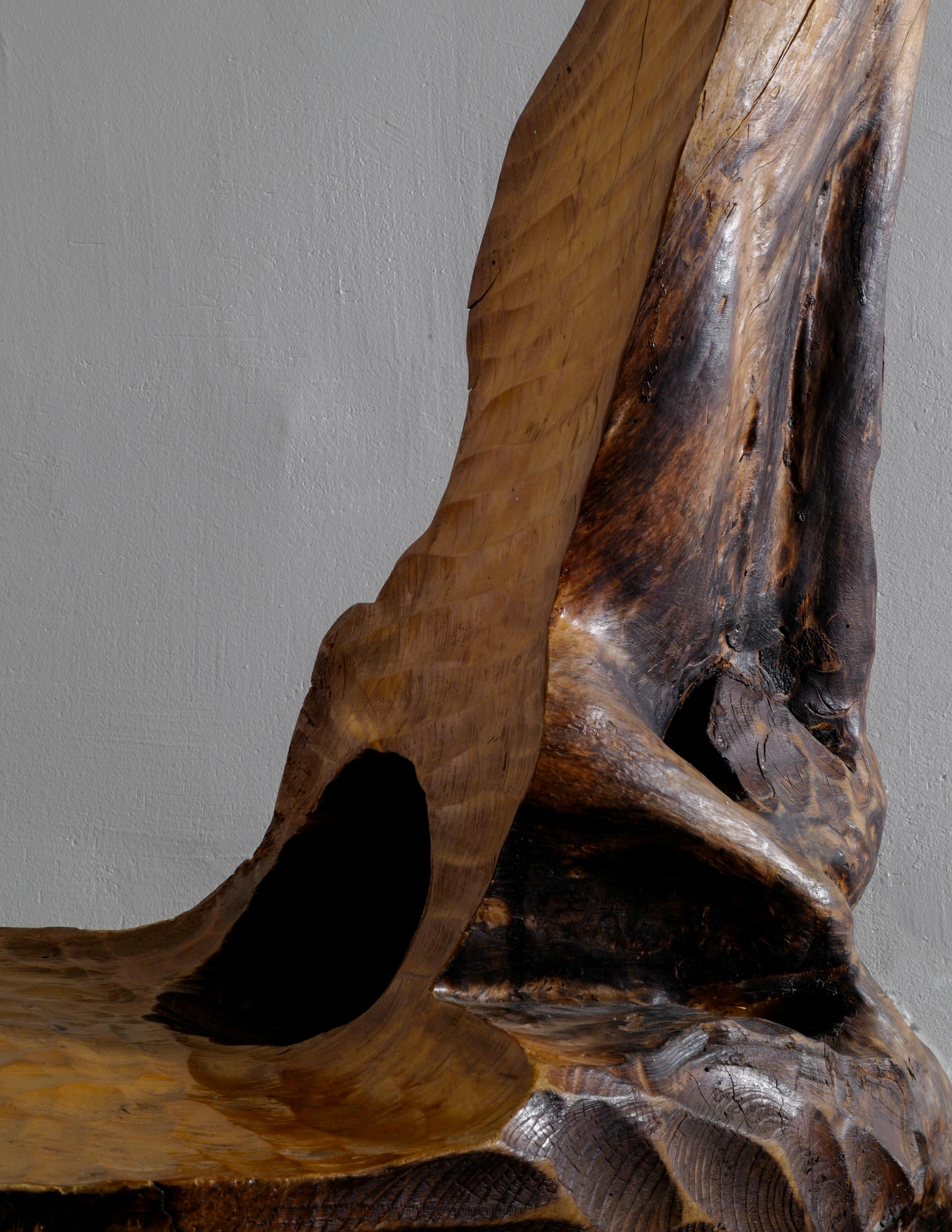 Schwedischer handgefertigter und skulpturaler Holzstuhl im primitiven und Wabi Sabi-Stil 1