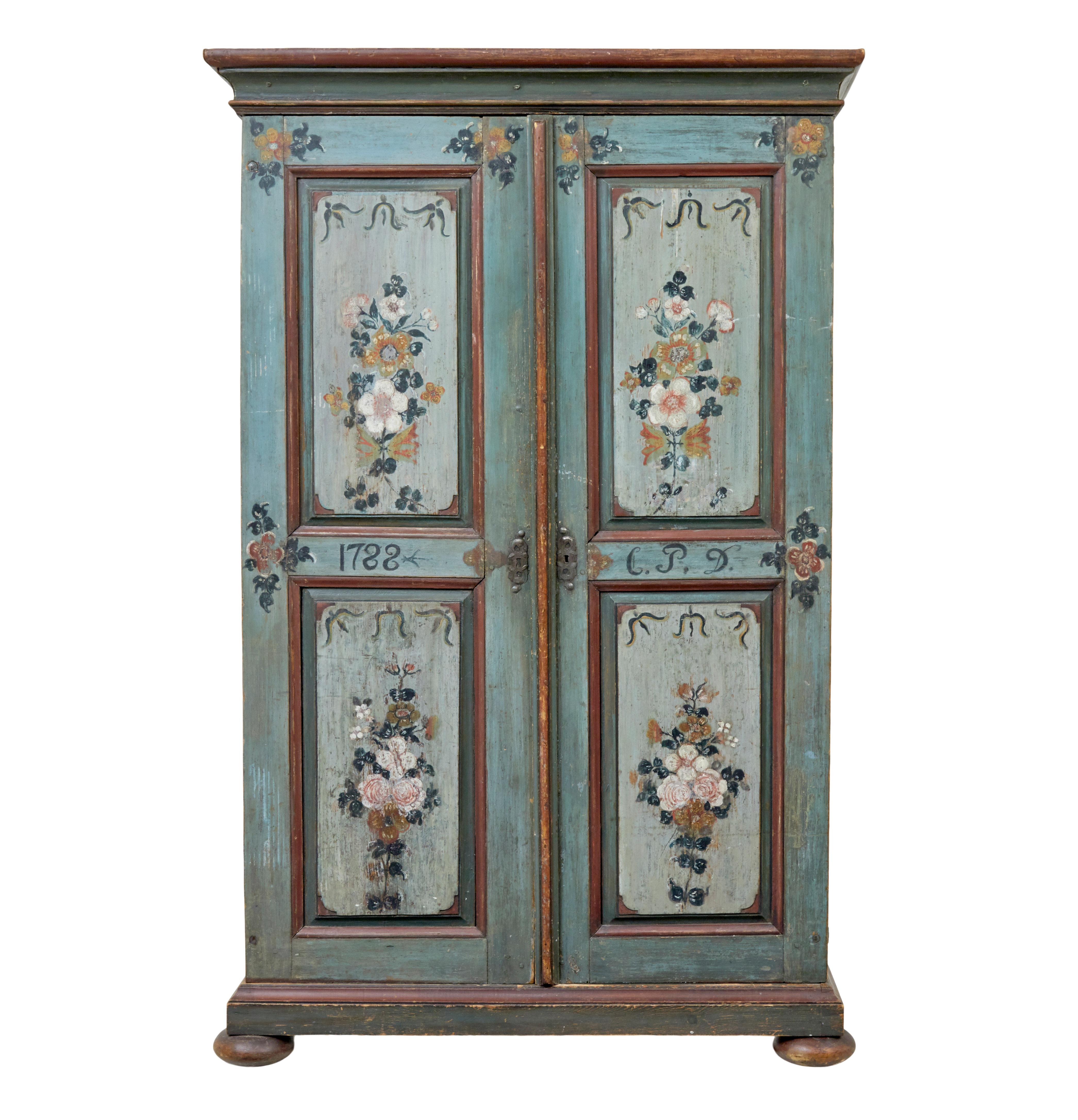 Armadio svedese in pino dipinto a mano del XIX secolo, circa 1788.

Siamo lieti di offrire questo raffinato pezzo di arredamento tradizionale scandinavo dipinto a mano, sotto forma di armadio a due ante.

Modesto cornicione architettonico, al di