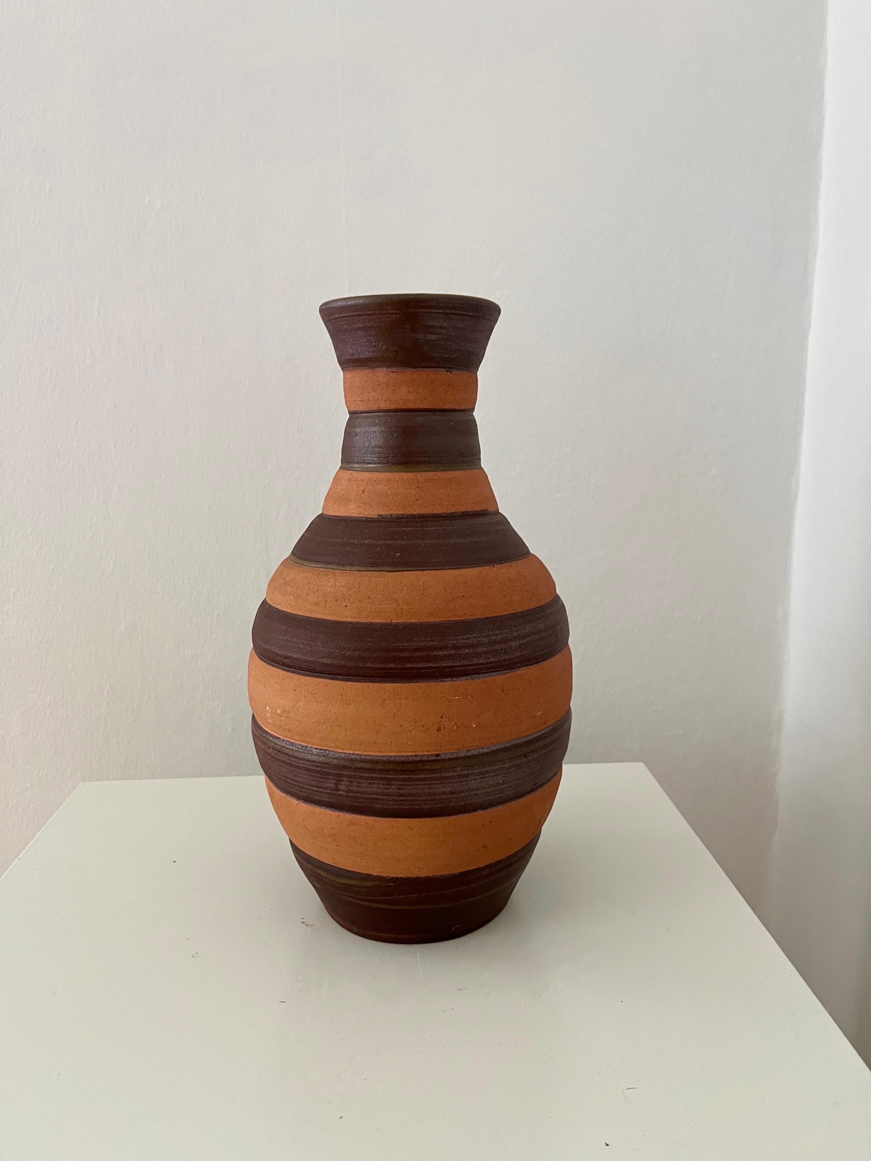 Swedish handmade ceramics vase 1960s. Hand-thrown vase in stoneware by Swedish ceramic artist Sven Bohlin (1921-1996) in two nuances of brown making a striped decoration. The lighter brown is matte, the darker brown is glazed. 
Signed / engraved