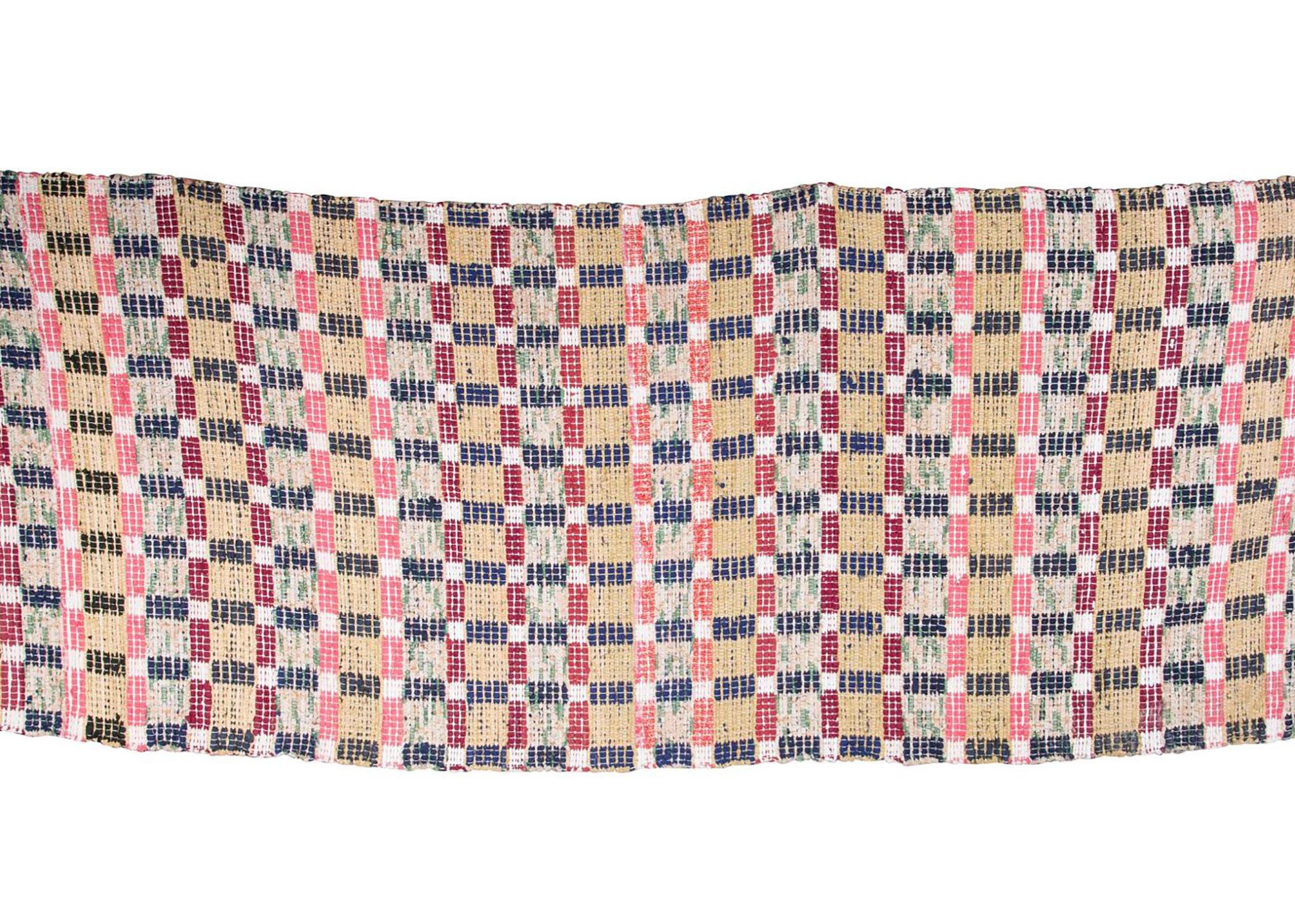 Ein dekorativer, handgefertigter Schwedenteppich mit quadratischem Blockmuster und Akzenten in Himbeere, Creme und Schwarz.