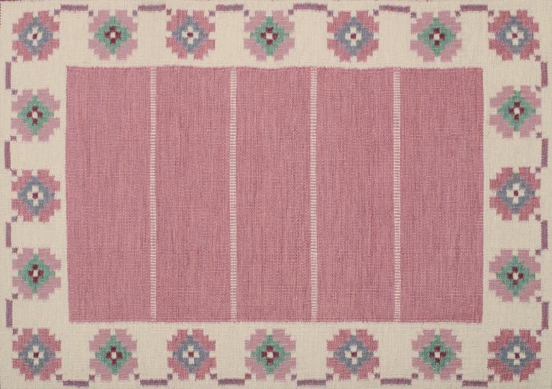 Scandinavian Modern Swedish handwoven carpet in pure wool. Rölakan technique. Geometric pattern. For Sale