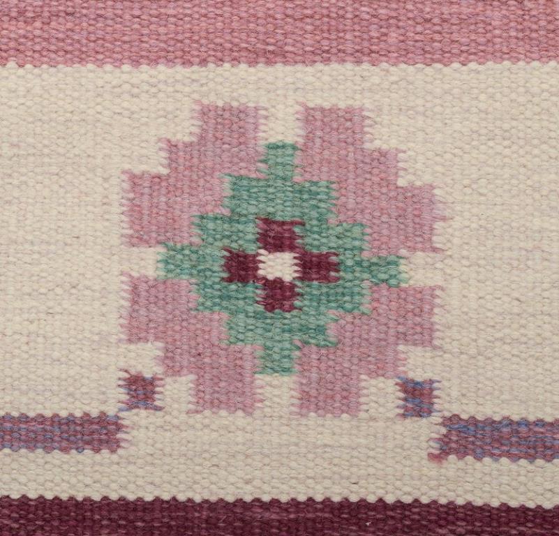 Swedish handwoven carpet in pure wool. Rölakan technique. Geometric pattern. In Excellent Condition For Sale In København, Copenhagen