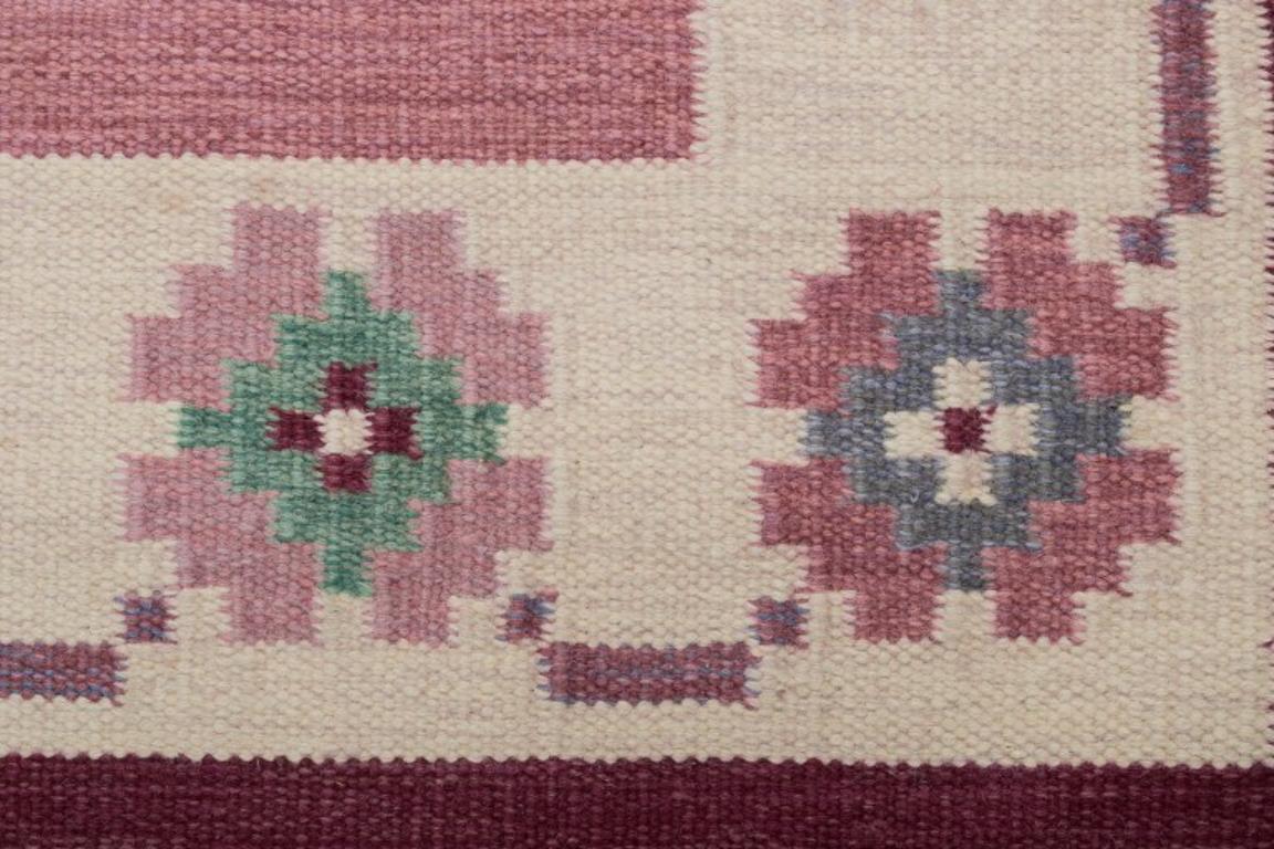 Wool Swedish handwoven carpet in pure wool. Rölakan technique. Geometric pattern. For Sale