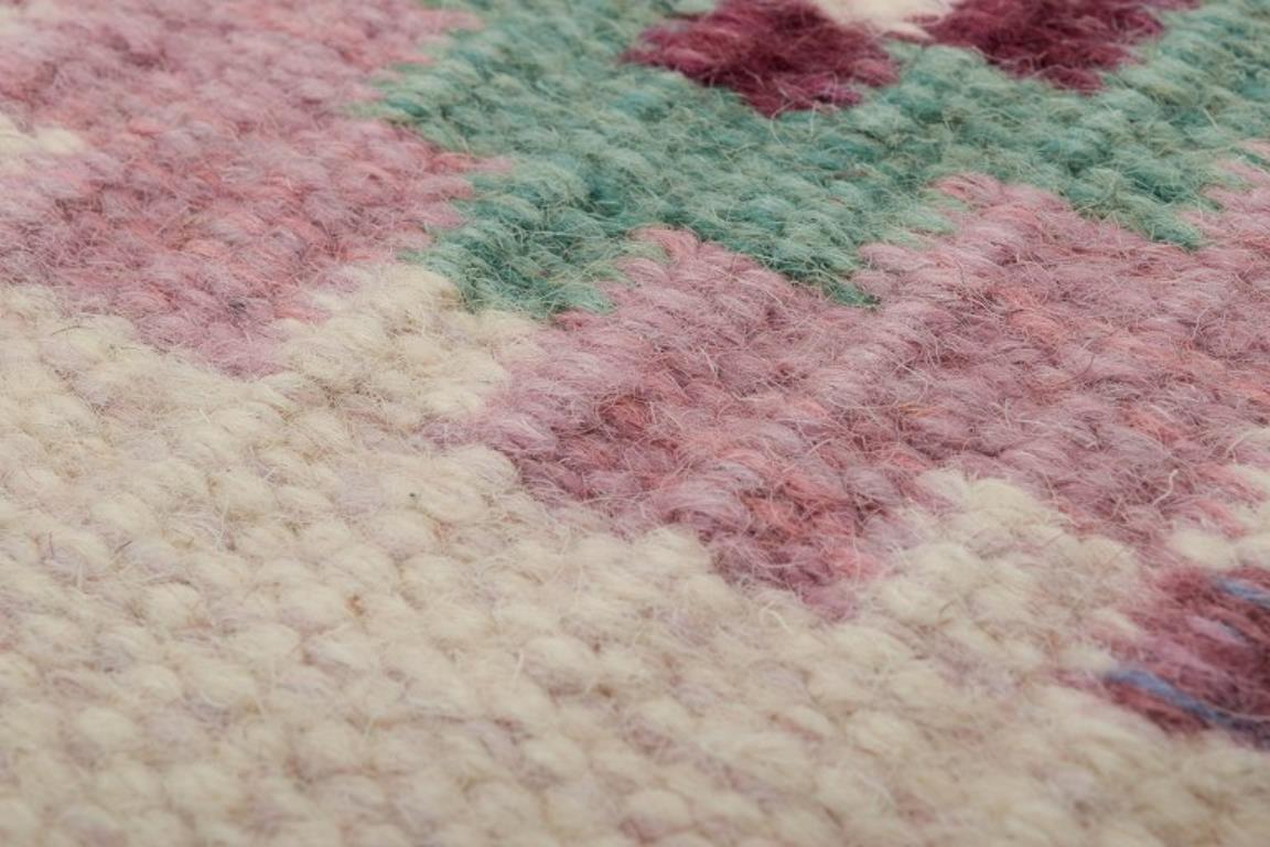 Swedish handwoven carpet in pure wool. Rölakan technique. Geometric pattern. For Sale 1