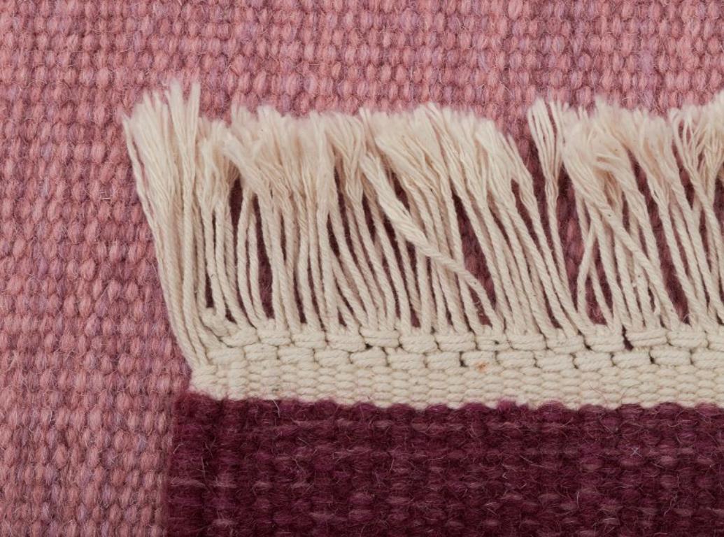 Swedish handwoven carpet in pure wool. Rölakan technique. Geometric pattern. For Sale 2