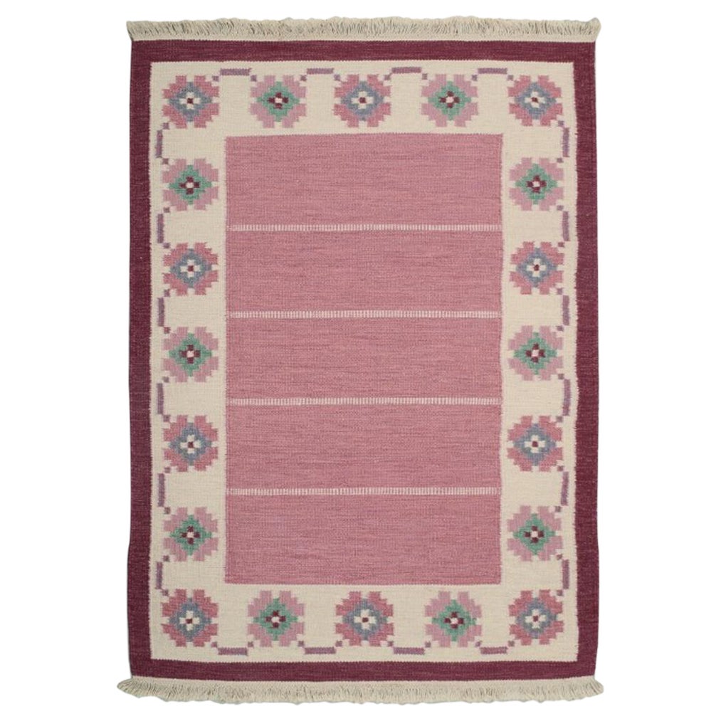 Swedish handwoven carpet in pure wool. Rölakan technique. Geometric pattern.