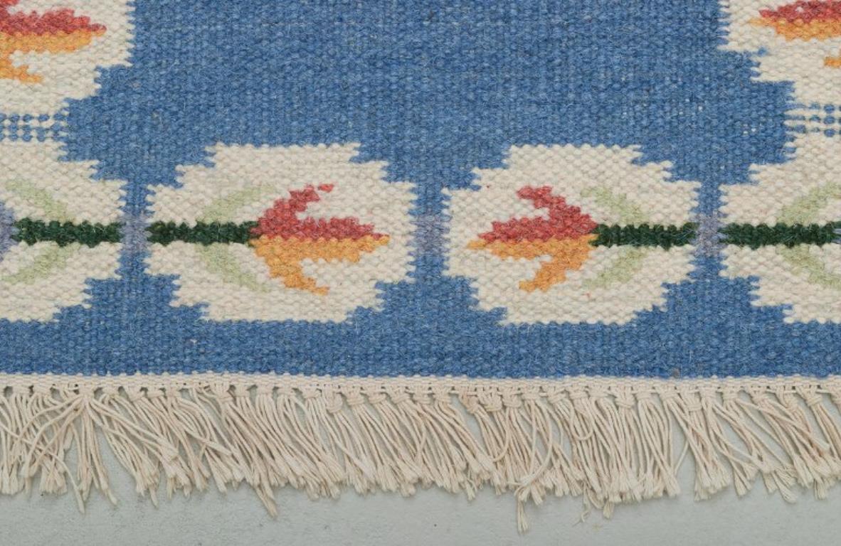 Alfombra sueca tejida a mano en pura lana. Técnica Rölakan.
Diseñado con flores sobre fondo azul.
Mediados del siglo XX.
Perfecto estado.
Dimensiones: 145 cm x 72 cm.